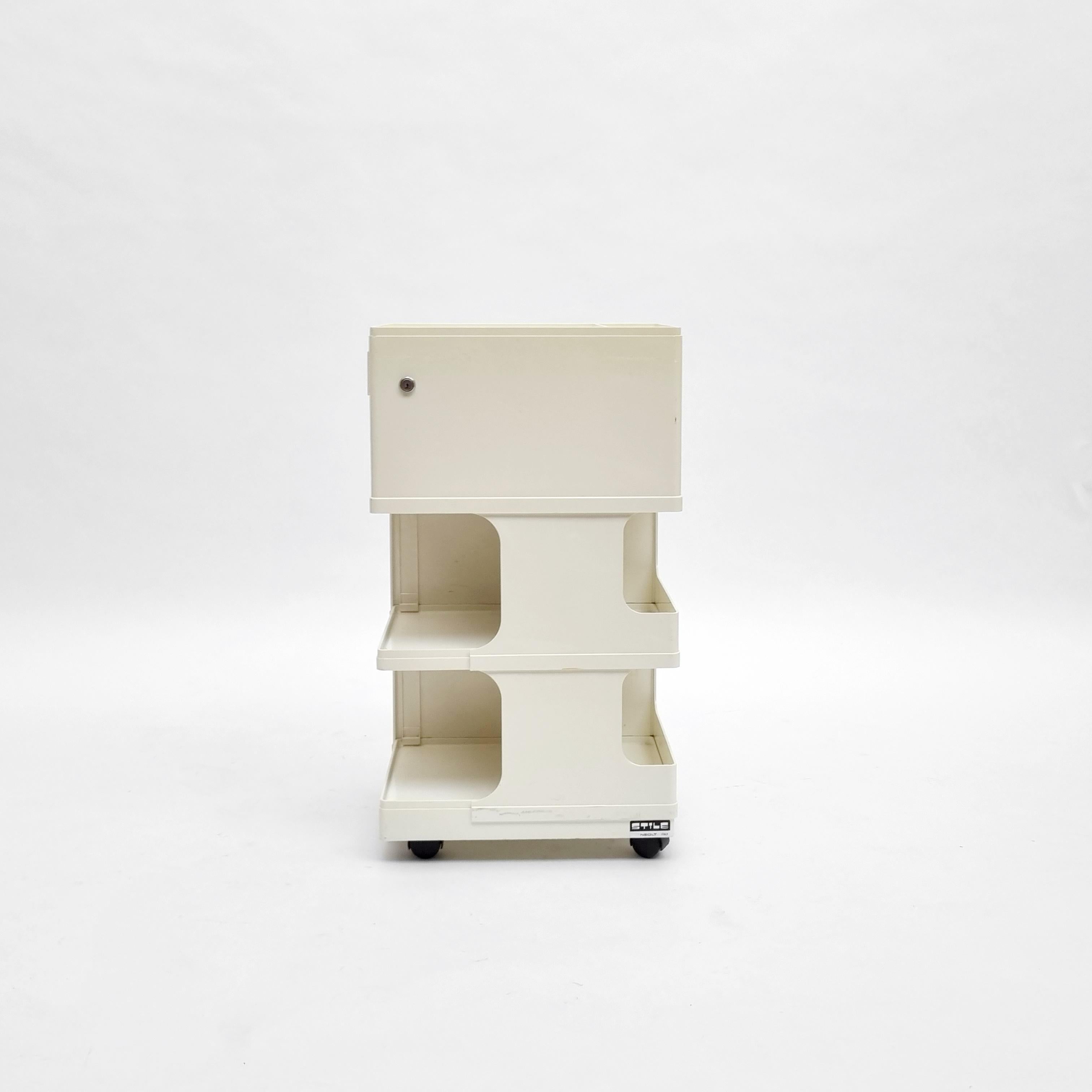 
This vintage art station, crafted in Italy during the 1970s, is a standout piece designed by Giovanni Pelis for Stile Neolt. Made from durable plastic and fiberglass, this trolley features three spacious drawers and ample storage, making it a