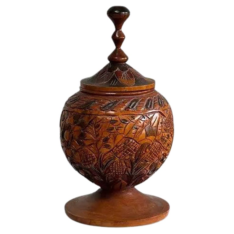 Vase à couvercle en bois sculpté à la main Art of Vintage Craft du milieu du 20e siècle