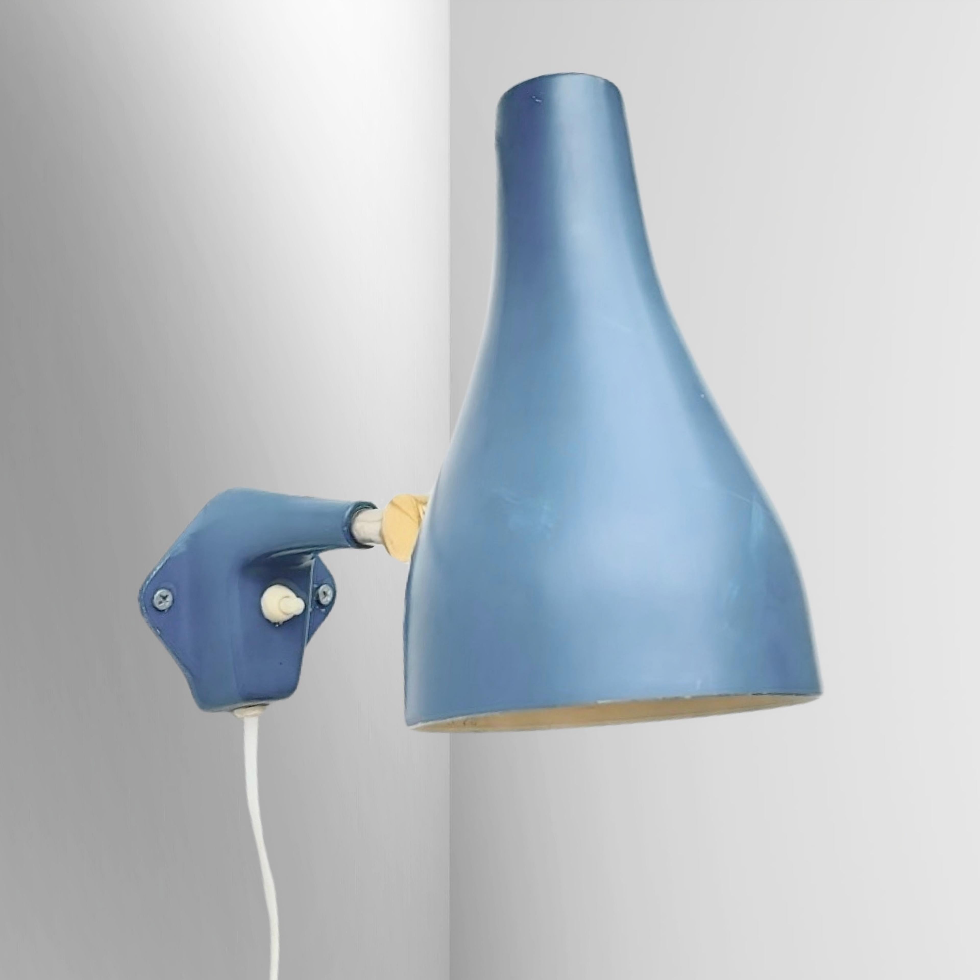 Aplique modernista de mediados de siglo modelo E2928, fabricado en la década de 1950 por la conocida empresa eléctrica sueca ASEA. Fabricada en aluminio moldeado y acero con pintura original azul paloma, con una pantalla de forma orgánica ajustable