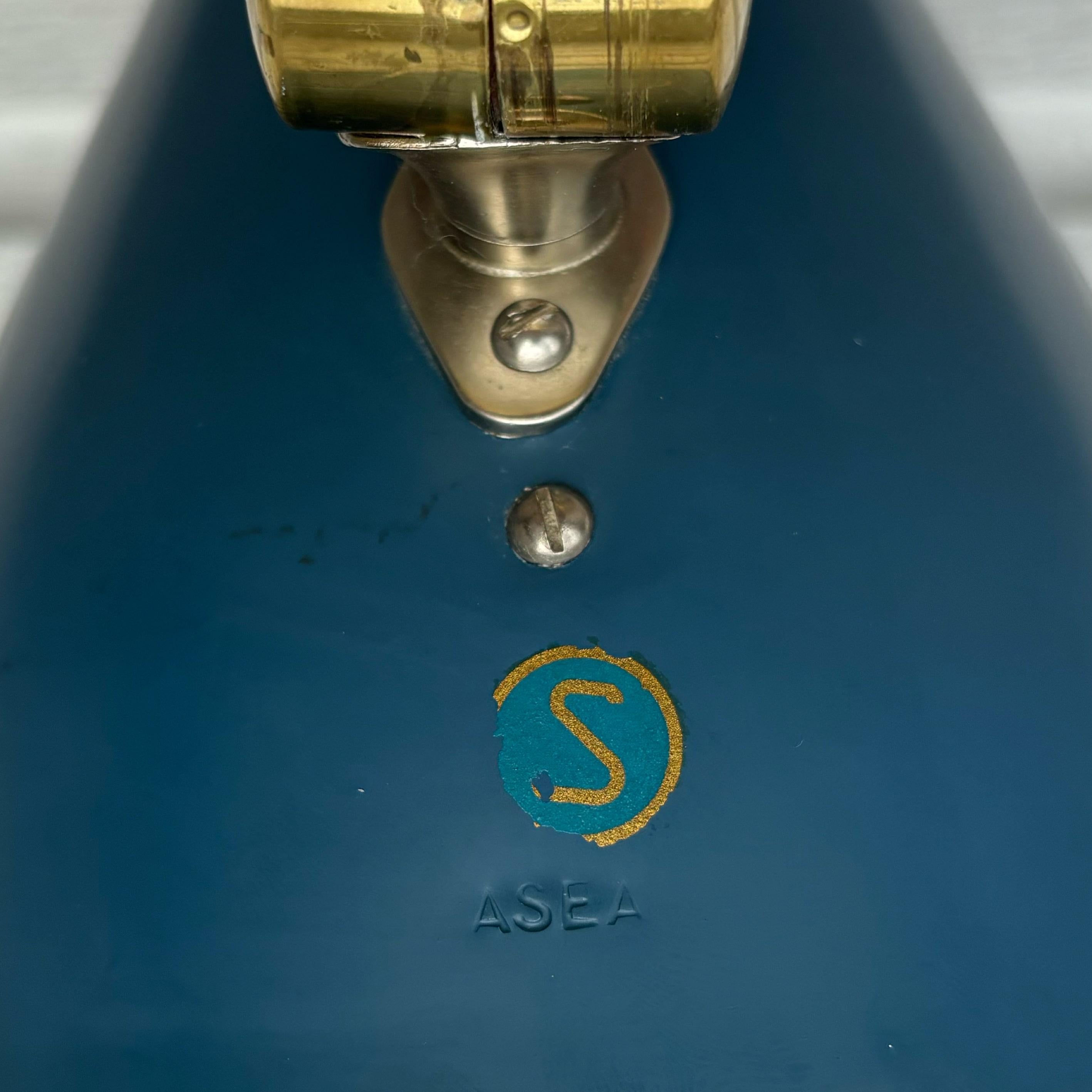 Aplique modernista de mediados de siglo ASEA modelo E2928, Suecia, años 50 en venta 3