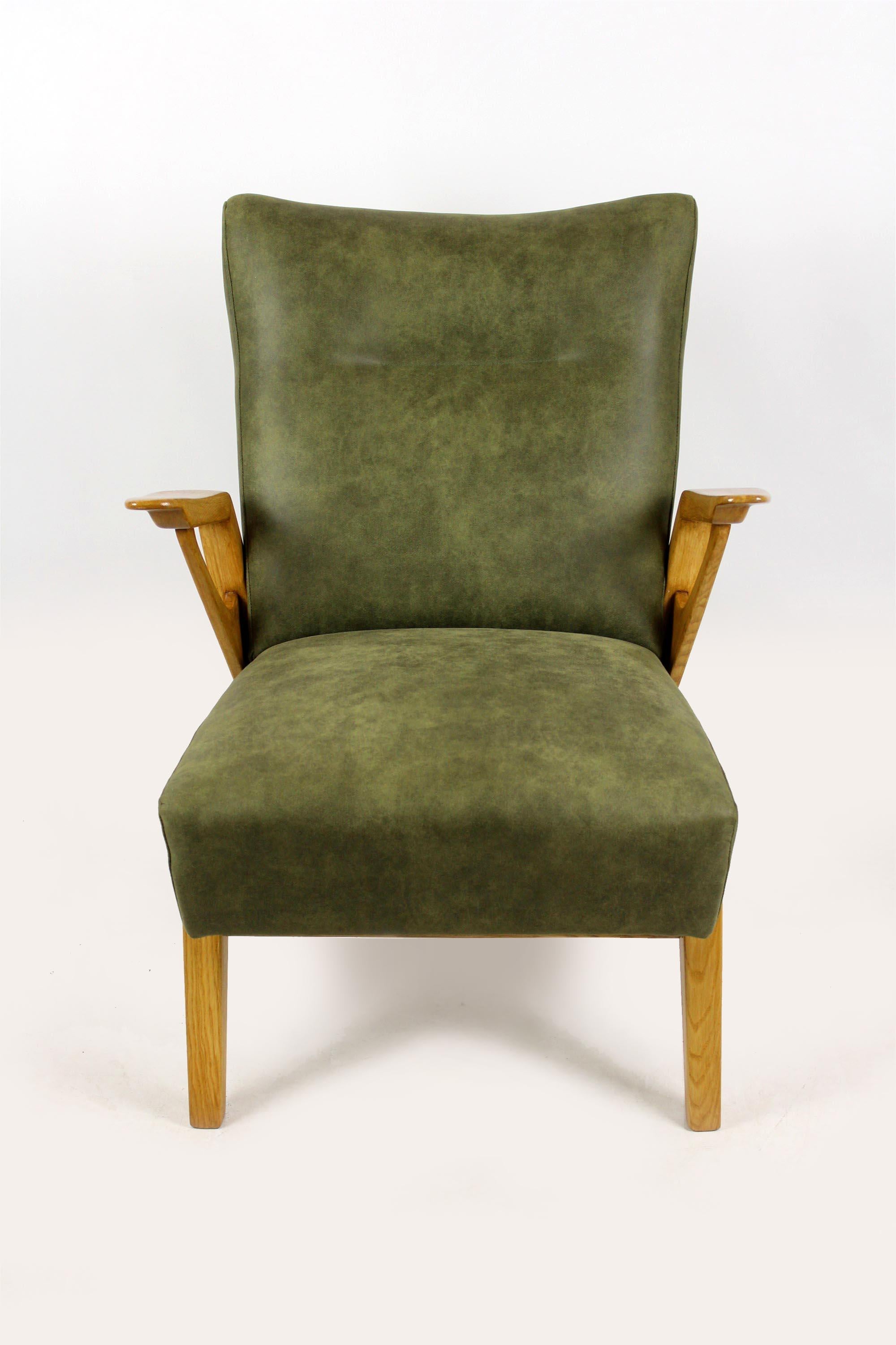 – A unique armchair from the mid 1960s
– Made of ash wood
- Feature spring mattresses
– The armchair has been completely restored.