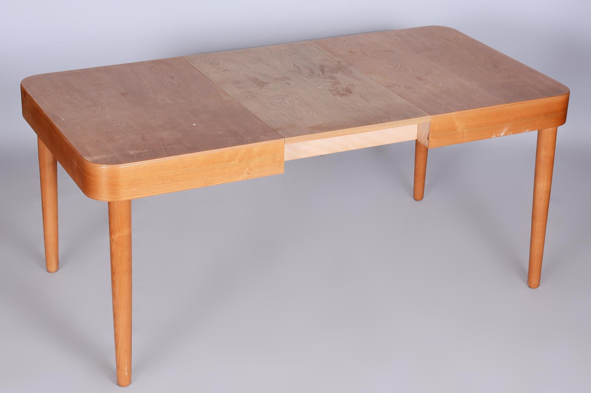 Table de salle à manger en frêne du milieu du siècle, fabriquée par Uluv, Revive Polish, Tchécoslovaquie, années 1950 Bon état - En vente à Horomerice, CZ