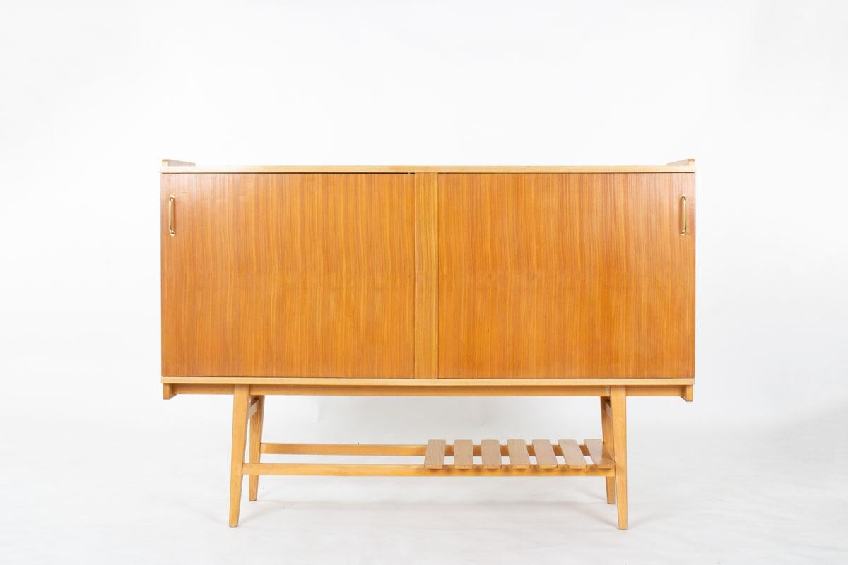 Dieses raffinierte Sideboard aus Eschenholz wurde von René-Jean Caillette entworfen und von Charron in den 1950er Jahren hergestellt. Es ist ein Beispiel für die unaufdringliche Eleganz der französischen Nachkriegsmoderne. Caillettes