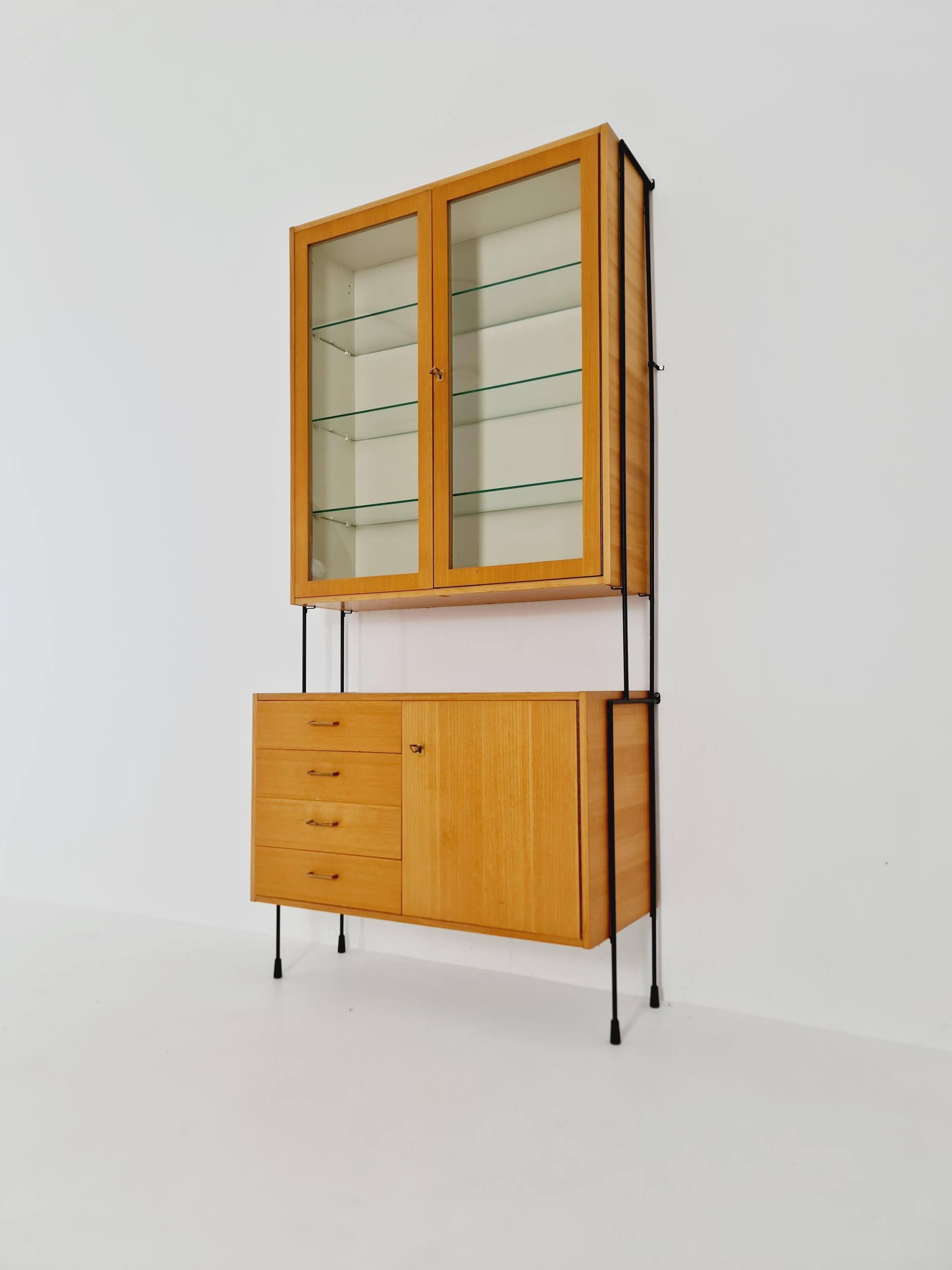 Mid century Eschenregal von Hilker für Omnia, Deutschland 1960er Jahre

Designed by Hilker - Hergestellt aus Esche - Die einzelnen Elemente  kann mehrere Konfigurationsoptionen haben  Der Rahmen wird mit Schrauben an der Wand befestigt - mit