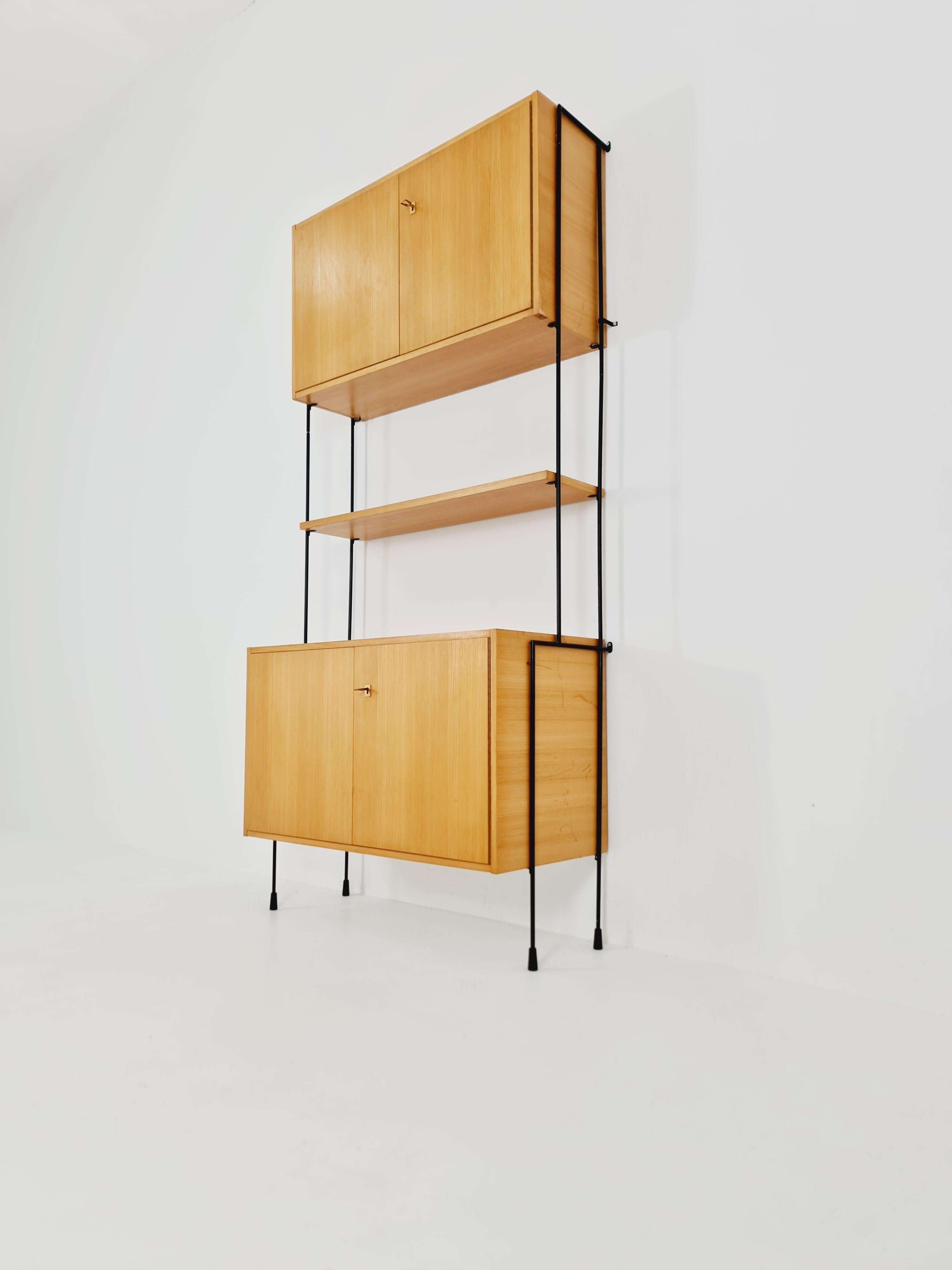 Mid century Eschenregal von Hilker für Omnia, Deutschland 1960er Jahre

Designed by Hilker - Hergestellt aus Esche - Die einzelnen Elemente  kann mehrere Konfigurationsoptionen haben  Der Rahmen wird mit Schrauben an der Wand befestigt - mit