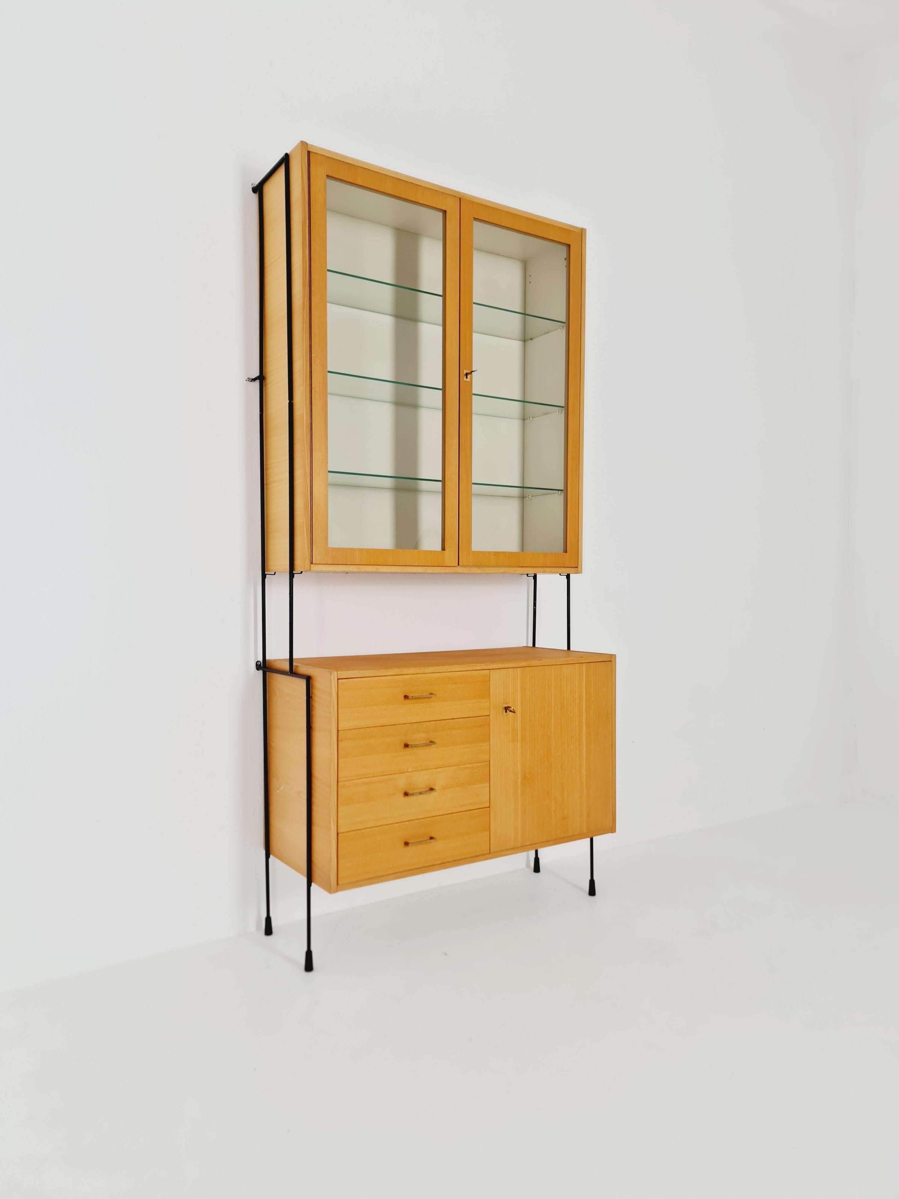 Wandregaleinheit aus Eschenholz von Hilker für Omnia, Deutschland, 1960er Jahre (Moderne der Mitte des Jahrhunderts) im Angebot