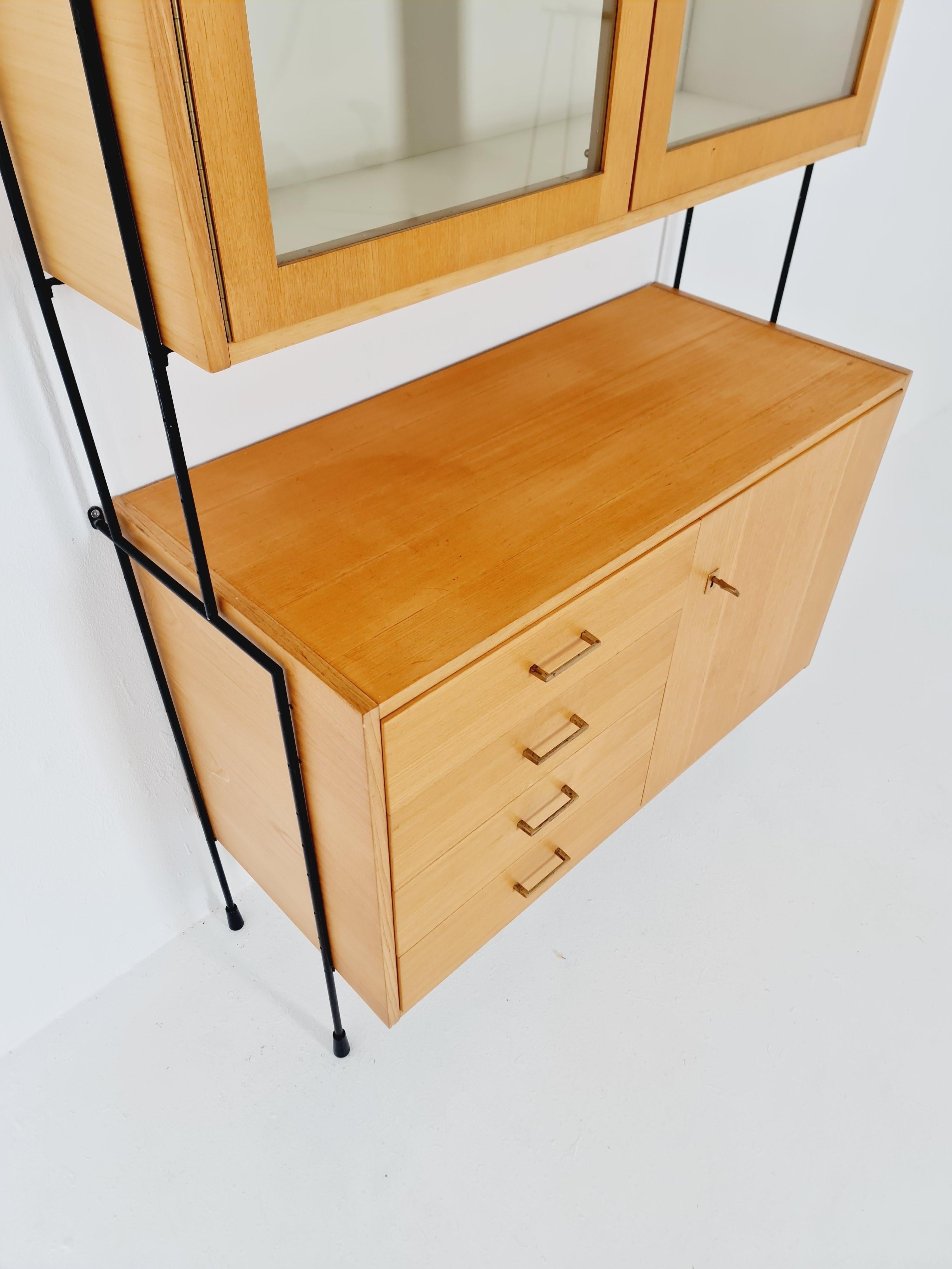 Wandregaleinheit aus Eschenholz von Hilker für Omnia, Deutschland, 1960er Jahre im Zustand „Gut“ im Angebot in Gaggenau, DE