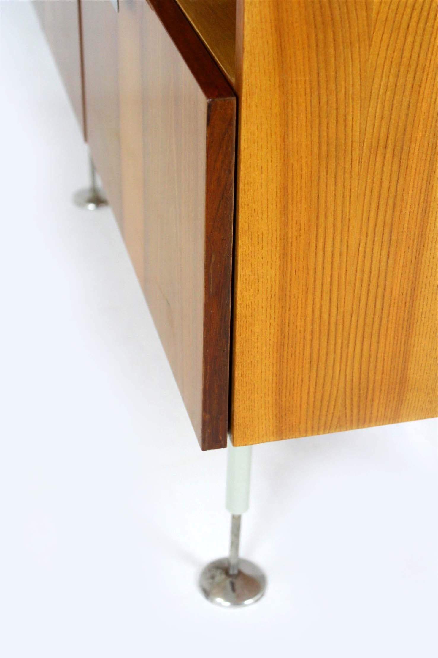 Armoire en frêne et noyer du milieu du siècle de Jitona, années 1960 en vente 6