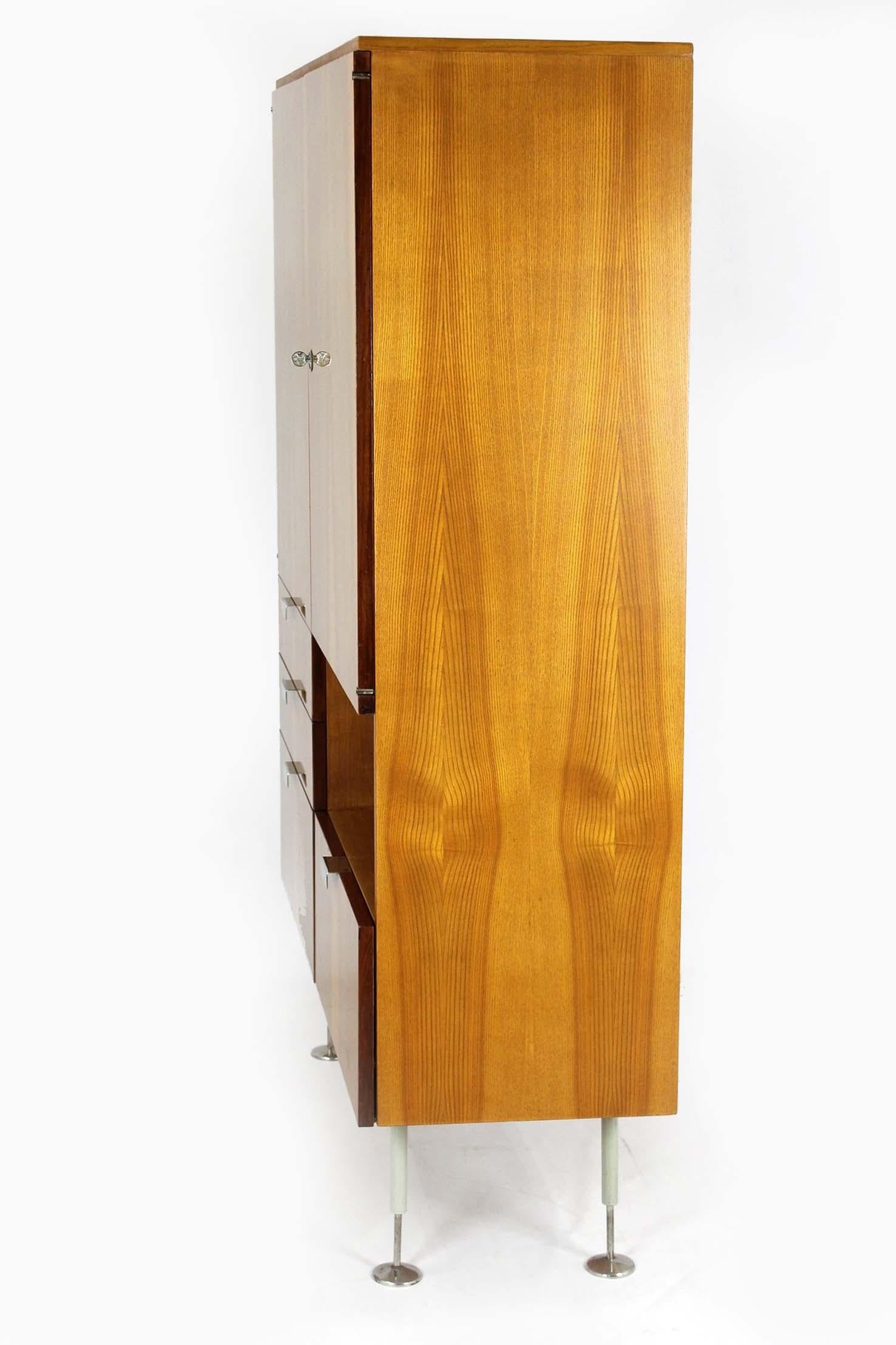 Armoire en frêne et noyer du milieu du siècle de Jitona, années 1960 en vente 7