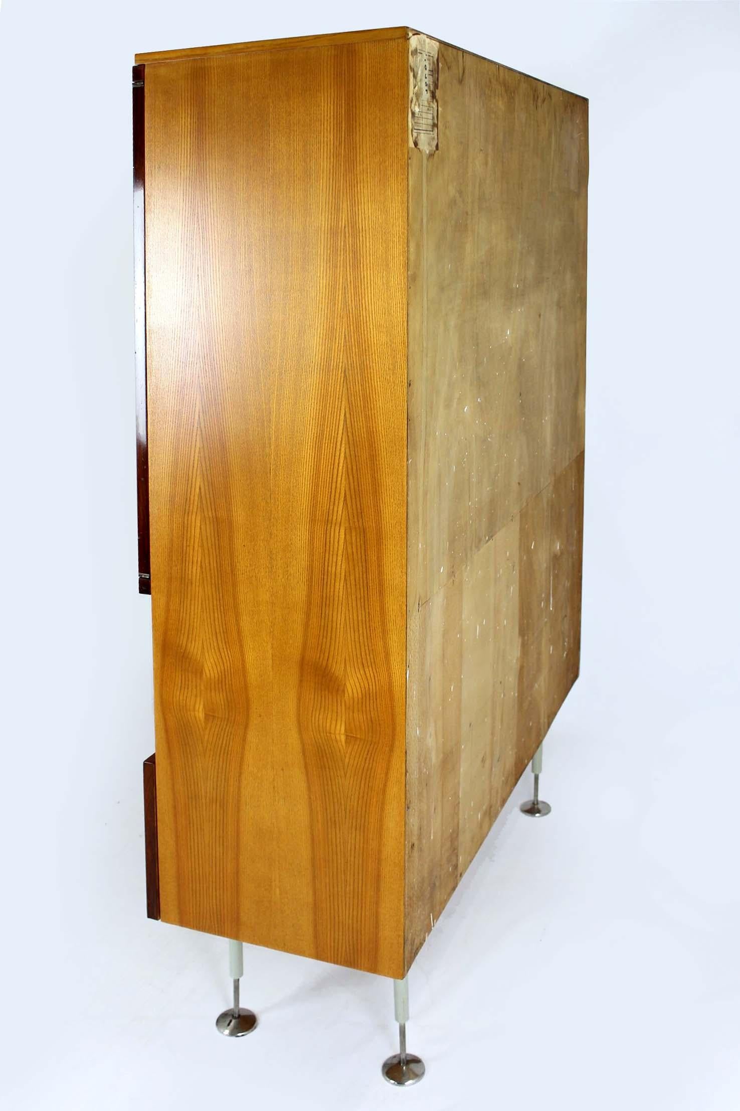 Armoire en frêne et noyer du milieu du siècle de Jitona, années 1960 en vente 10
