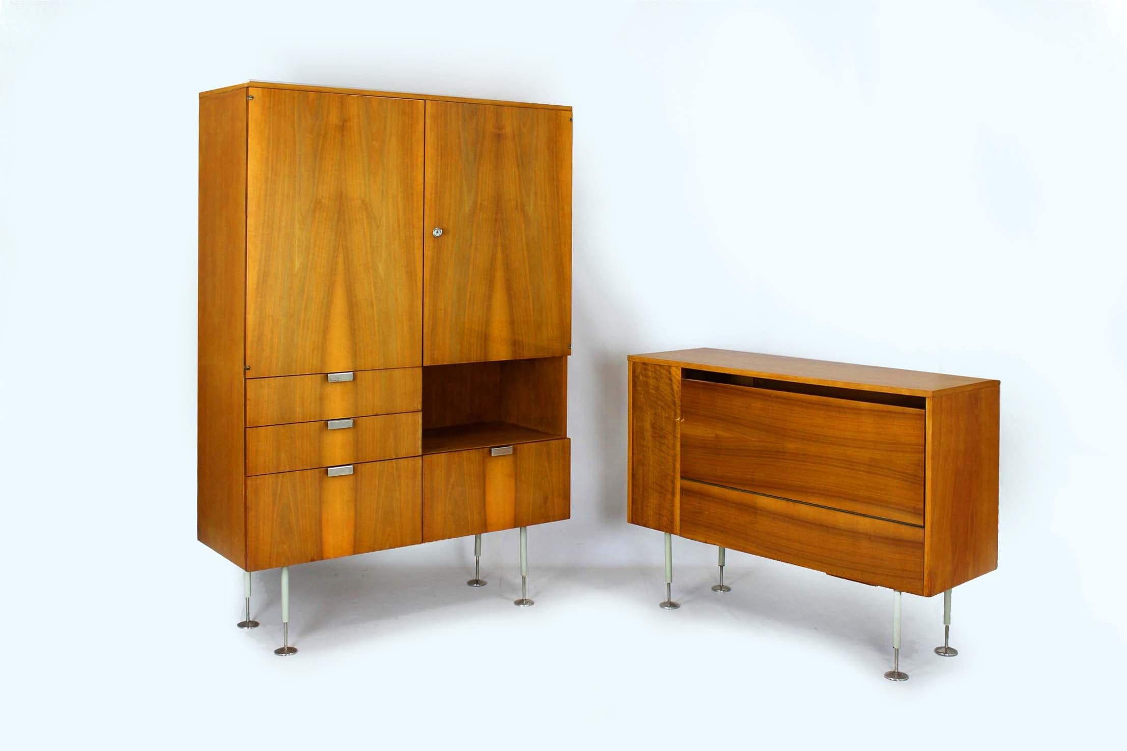 Armoire en frêne et noyer du milieu du siècle de Jitona, années 1960 en vente 12