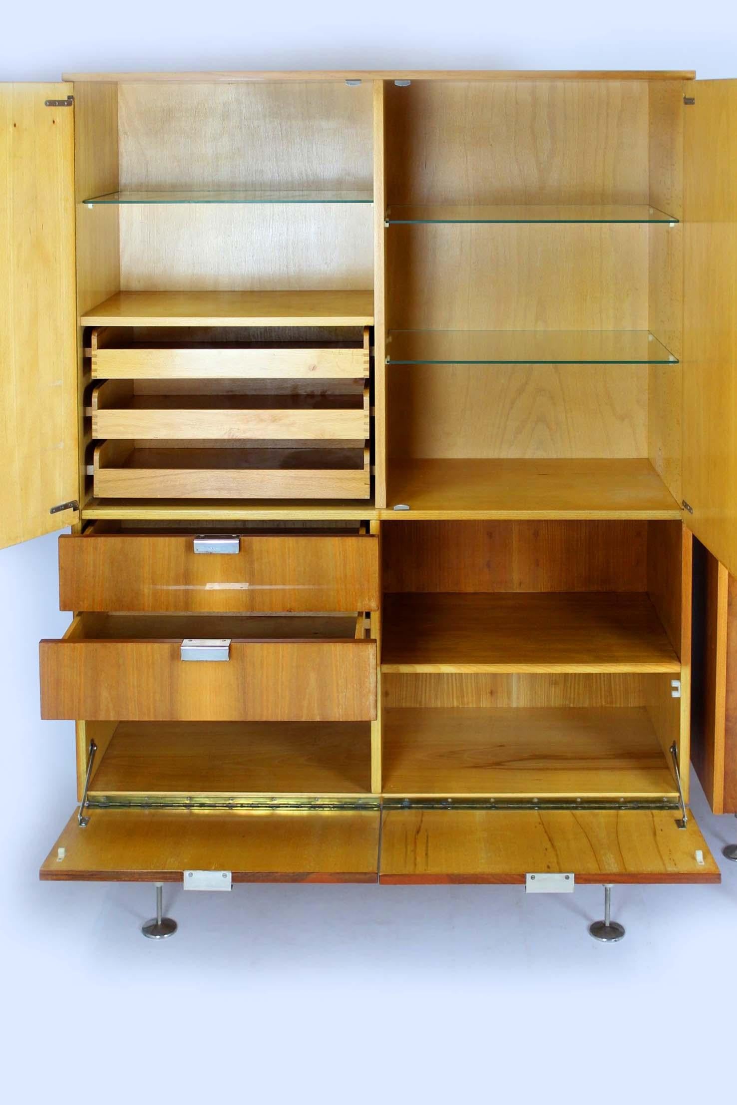 Mid-Century Modern Armoire en frêne et noyer du milieu du siècle de Jitona, années 1960 en vente