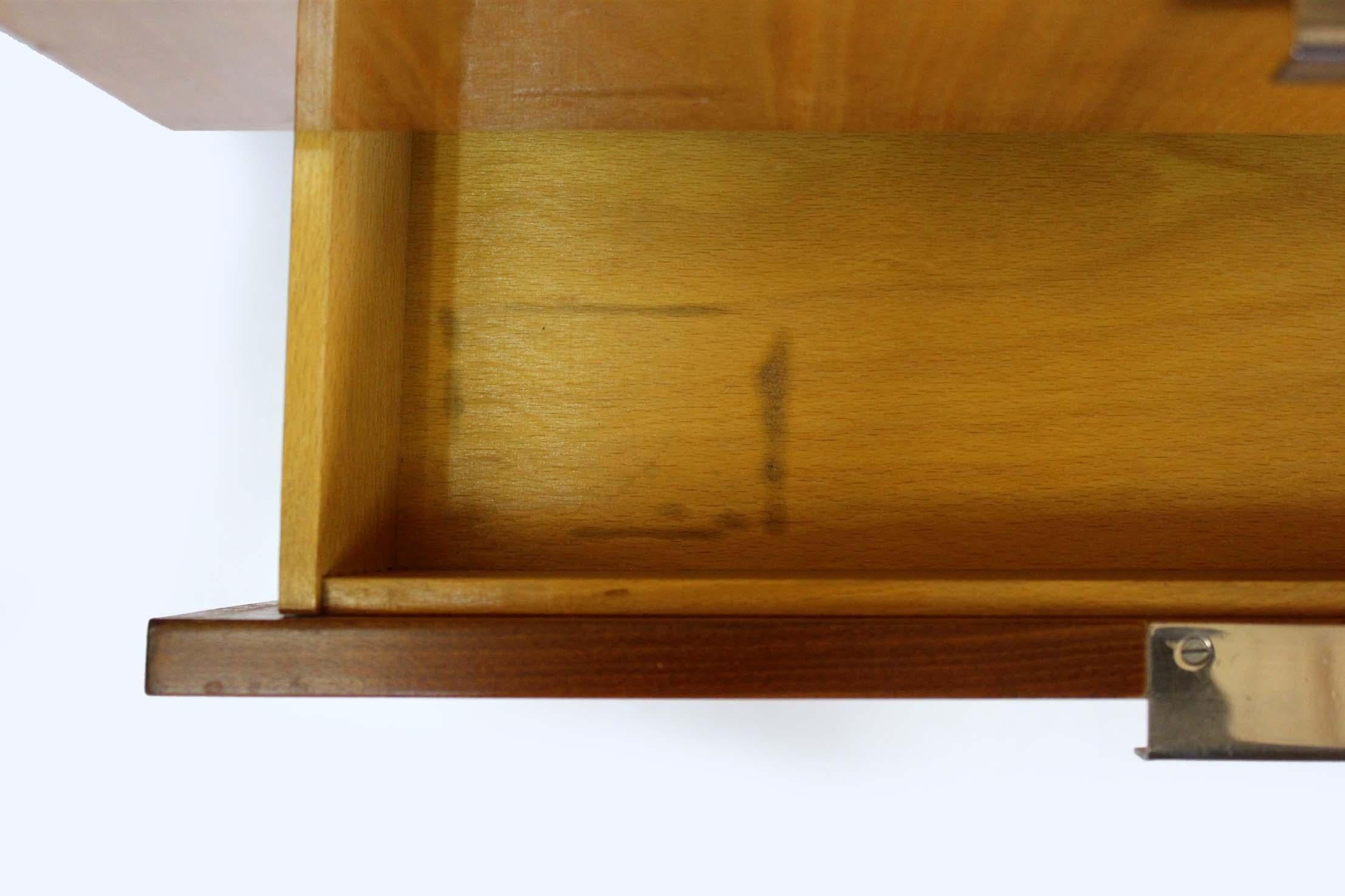 20ième siècle Armoire en frêne et noyer du milieu du siècle de Jitona, années 1960 en vente