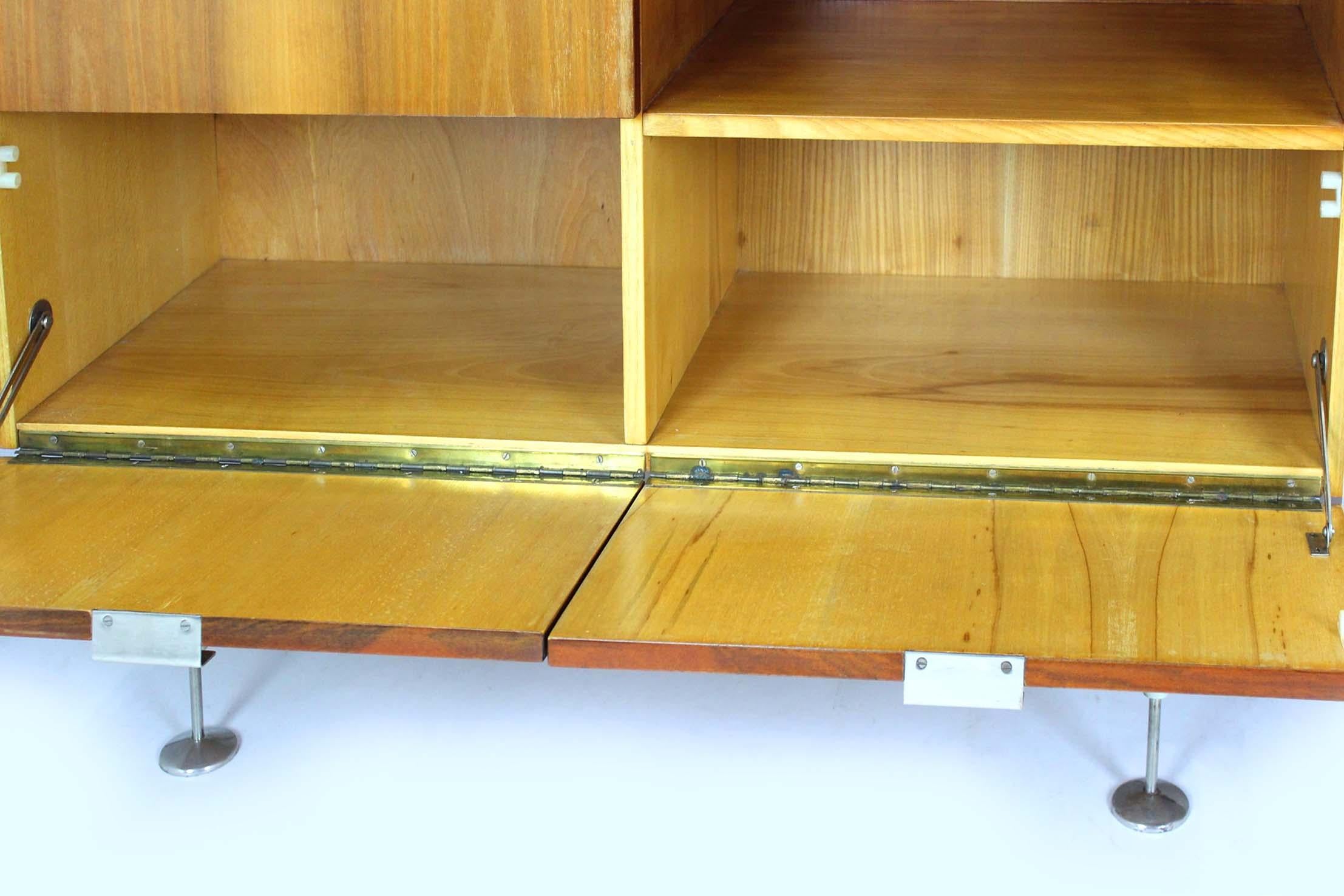 Bois Armoire en frêne et noyer du milieu du siècle de Jitona, années 1960 en vente