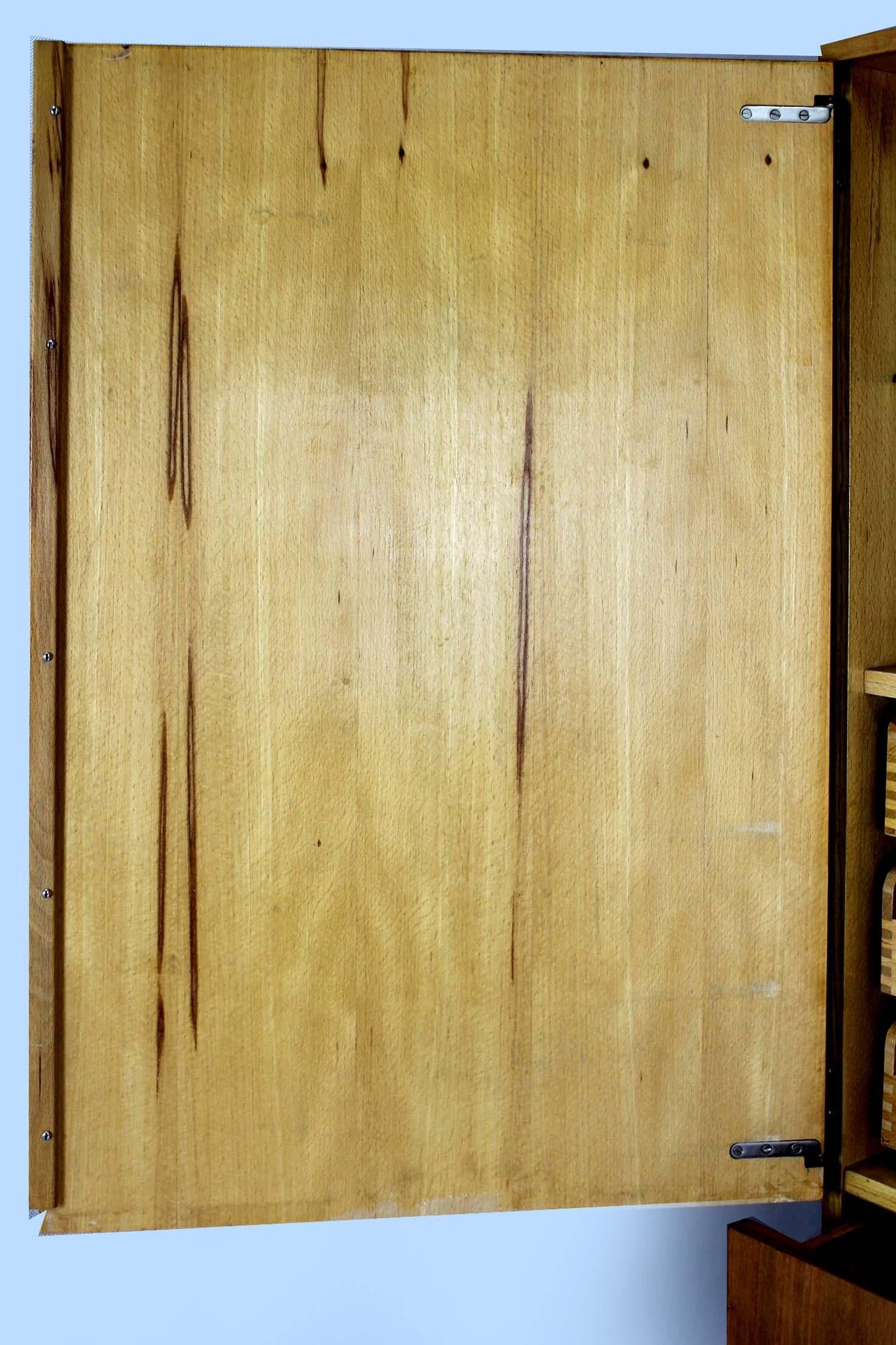 Armoire en frêne et noyer du milieu du siècle de Jitona, années 1960 en vente 1