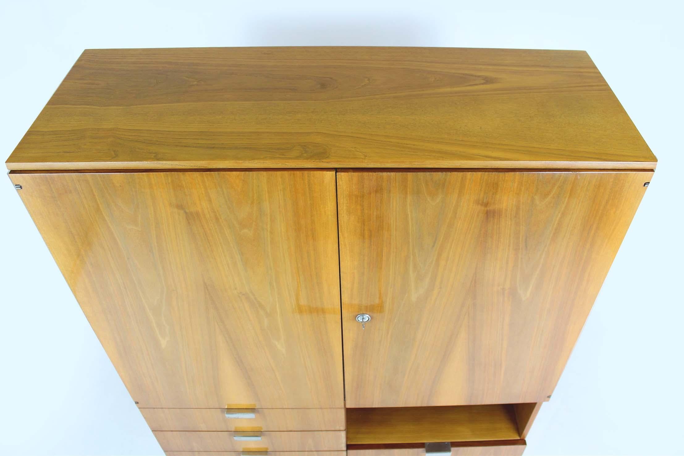 Armoire en frêne et noyer du milieu du siècle de Jitona, années 1960 en vente 3