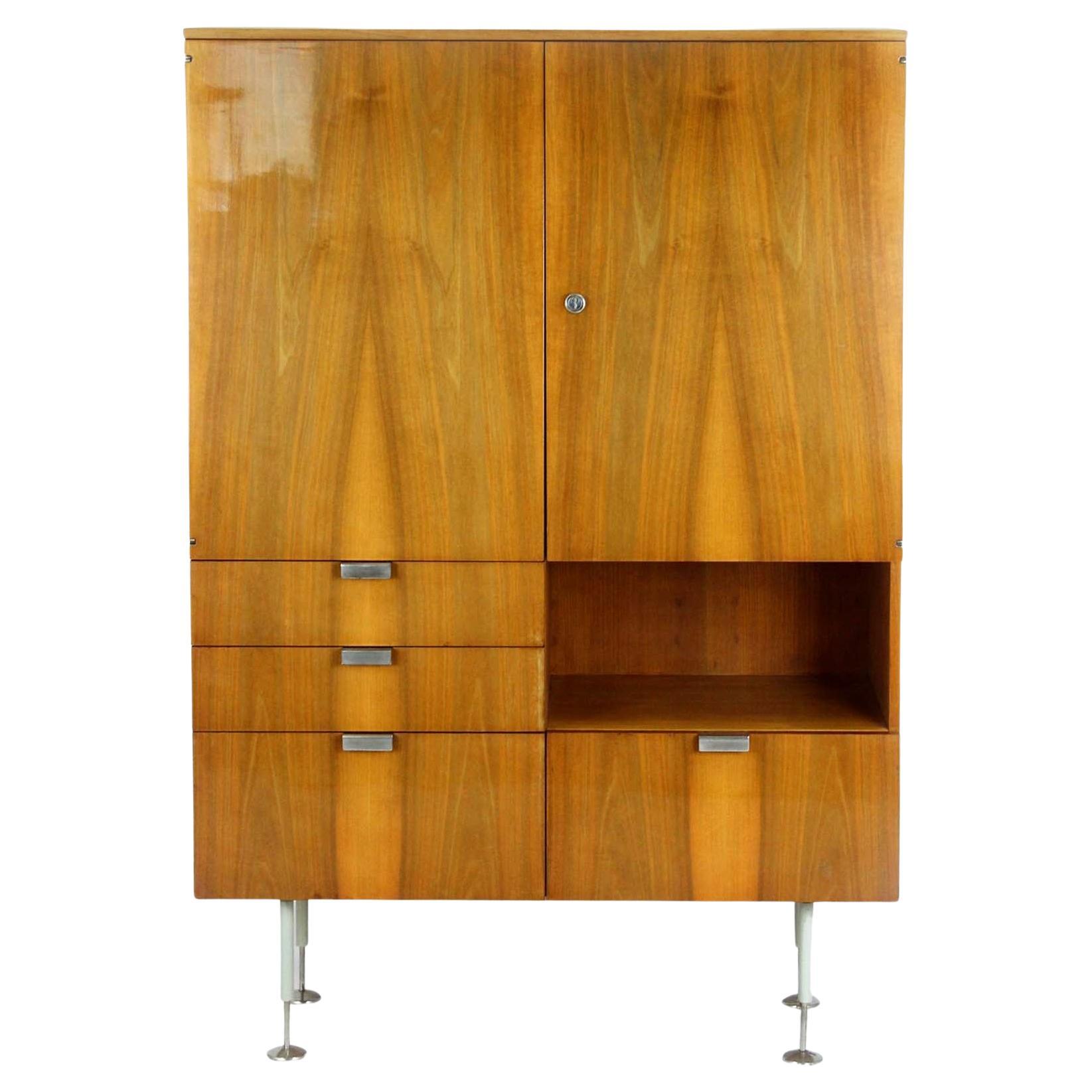Mid Century Kleiderschrank aus Esche und Nussbaum von Jitona, 1960er Jahre