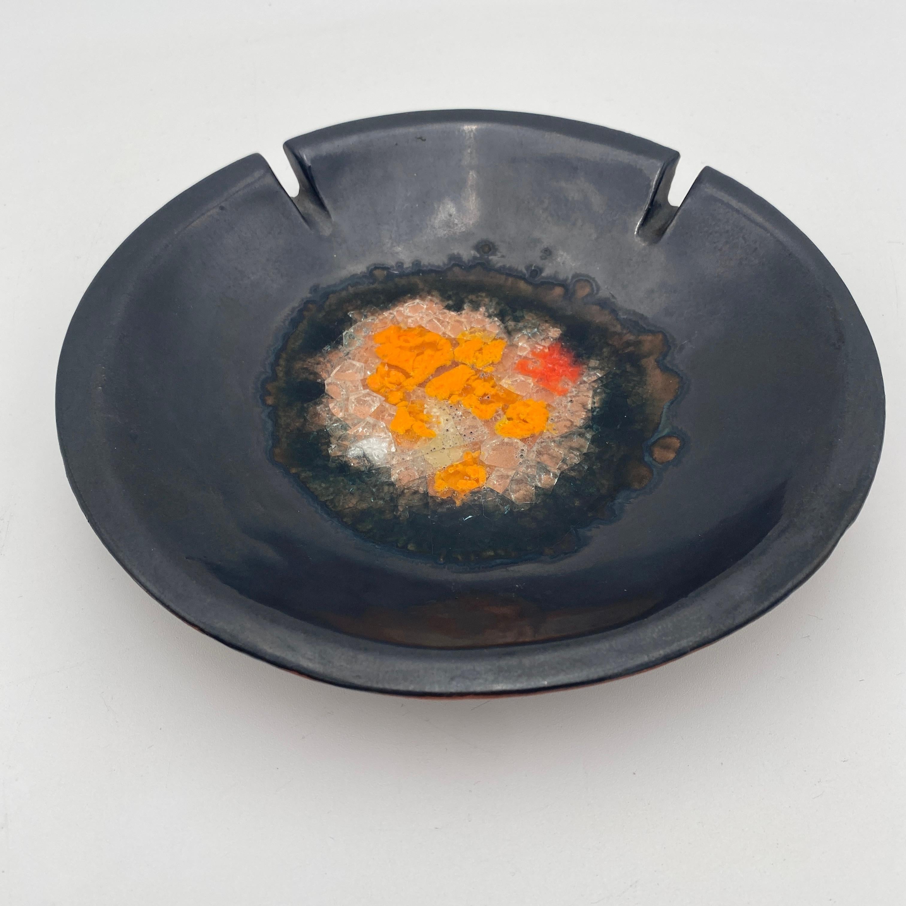Magnifique cendrier en céramique du milieu du siècle avec verre et glaçure noire. Le fond non émaillé est signé Nagel 105. 