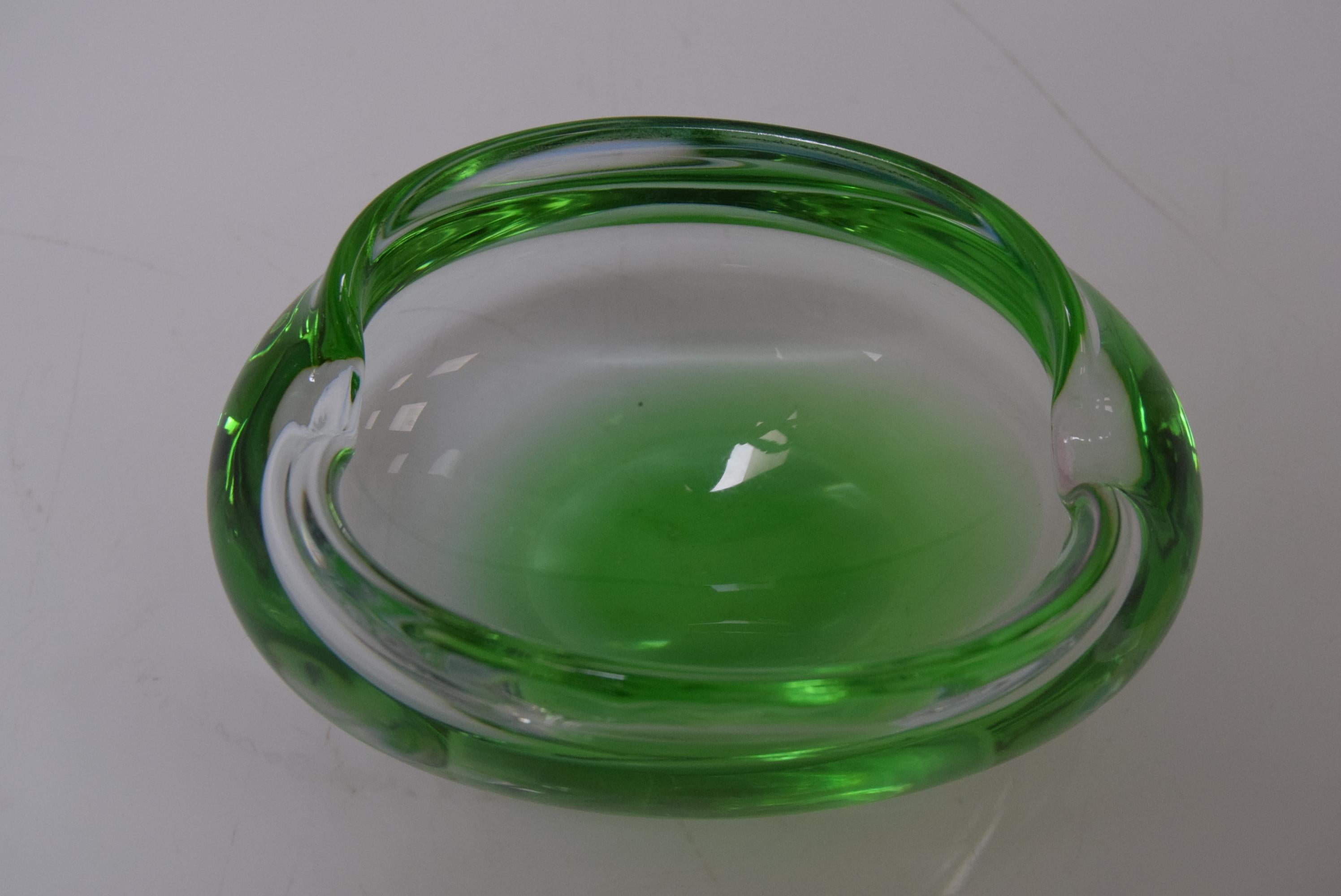 Aschenbecher aus Metallurgischem Glas aus der Mitte des Jahrhunderts, von Glasswork Novy Bor, 1960er Jahre.  (Moderne der Mitte des Jahrhunderts) im Angebot
