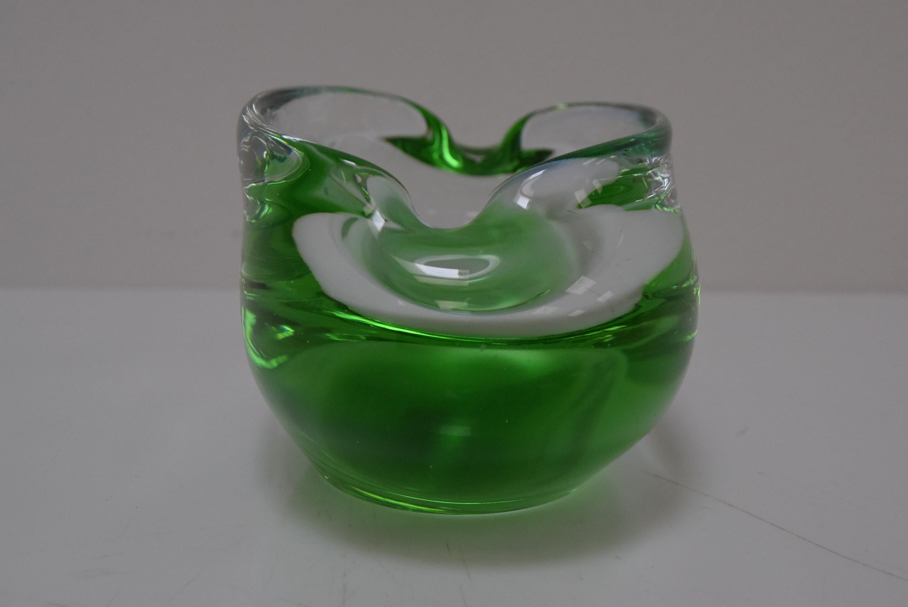 Midcentury Ashtray from Metallurgical Glass, by Glasswork Novy Bor, 1960s In Good Condition For Sale In Praha, CZ