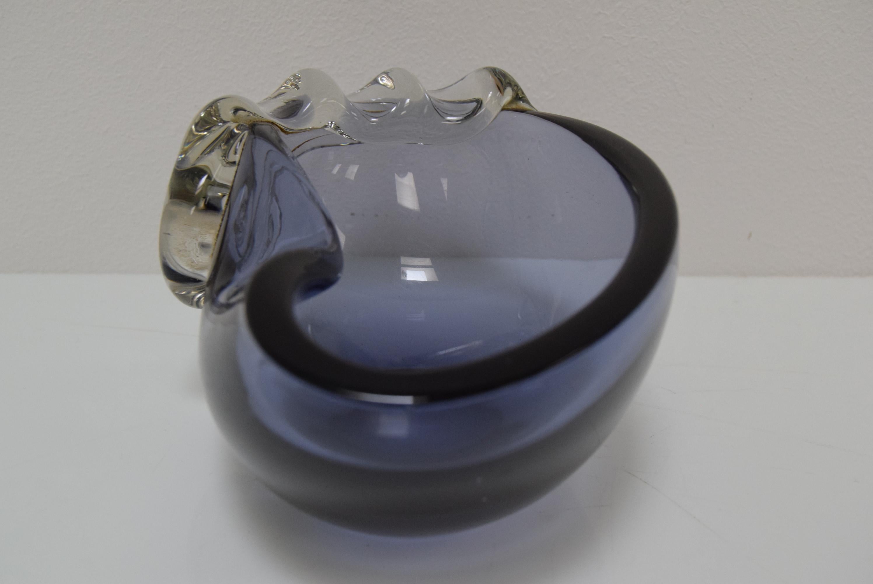 Midcentury Ashtray from Metallurgical Glass, by Glasswork Novy Bor, 1960s In Good Condition For Sale In Praha, CZ