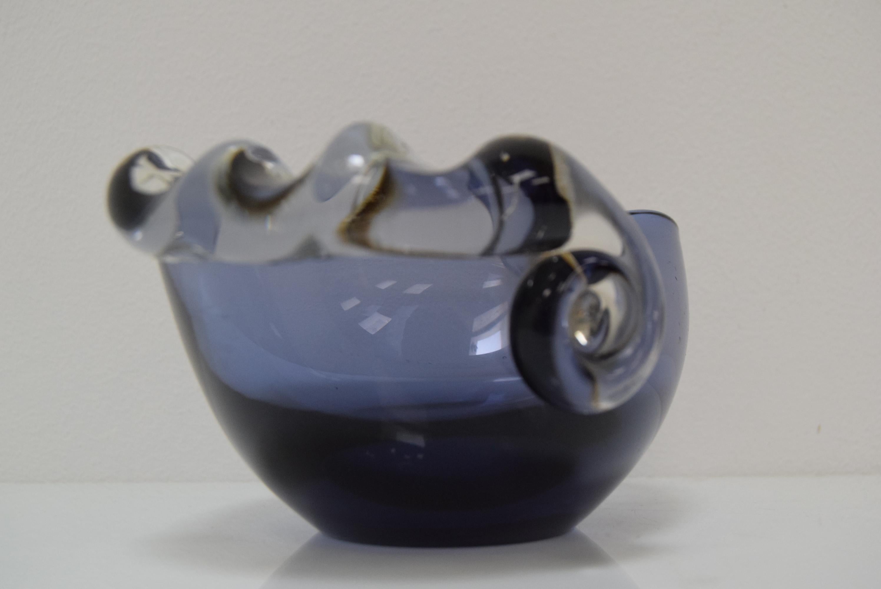 Aschenbecher aus Metallurgischem Glas aus der Mitte des Jahrhunderts, von Glasswork Novy Bor, 1960er Jahre. (Glaskunst) im Angebot