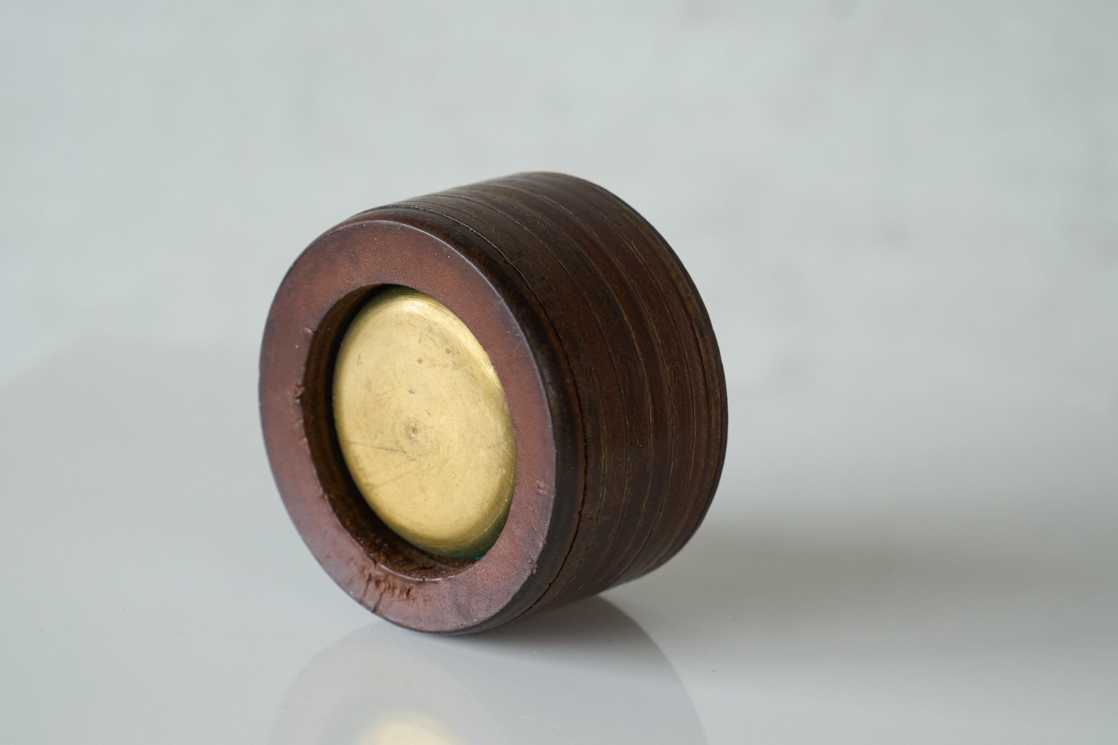 Fatto a mano Posacenere di metà secolo in pelle e ottone patinato anni '60 in vendita