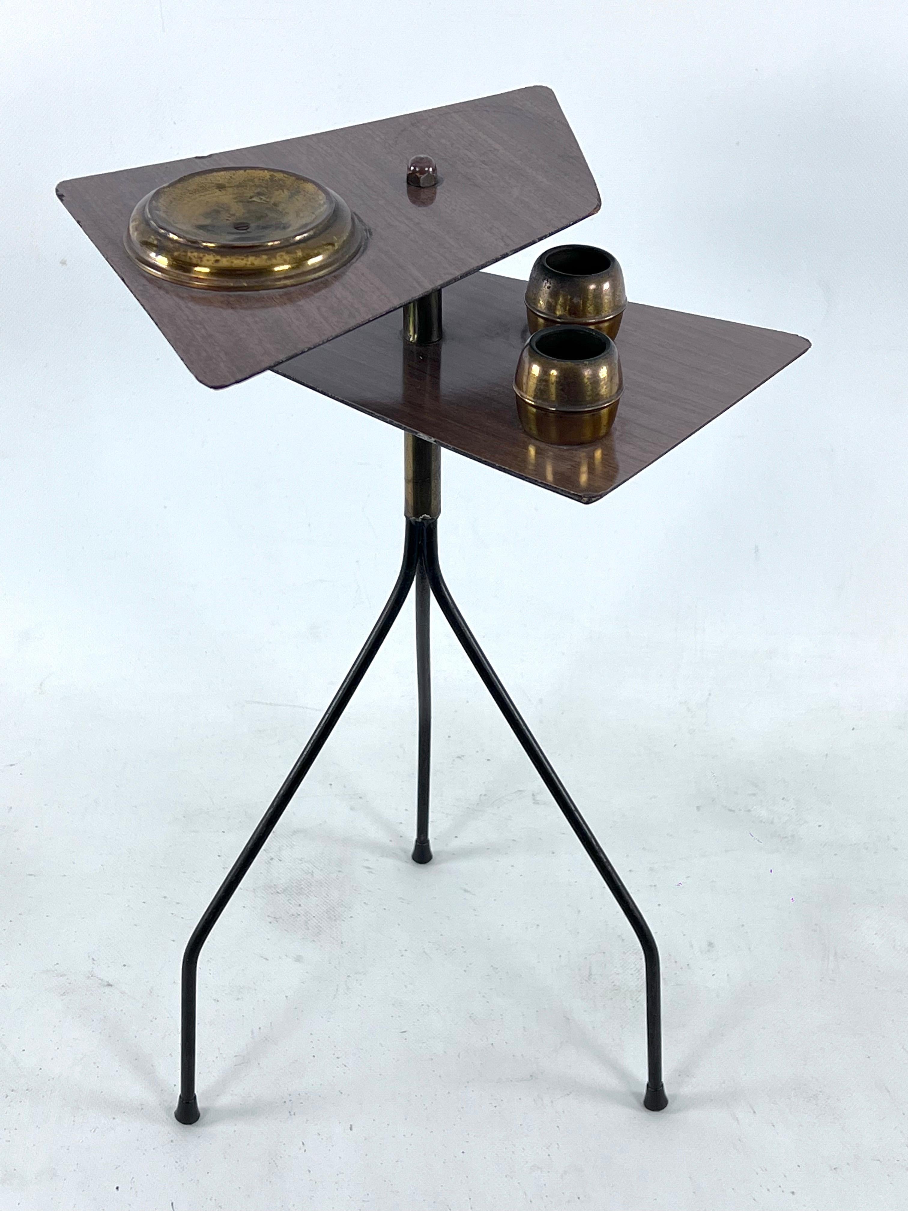 Good original vintage condition with trace of age and use for this ashtray tripod made from brass, black lacquered metal and formica with some small losses.
 