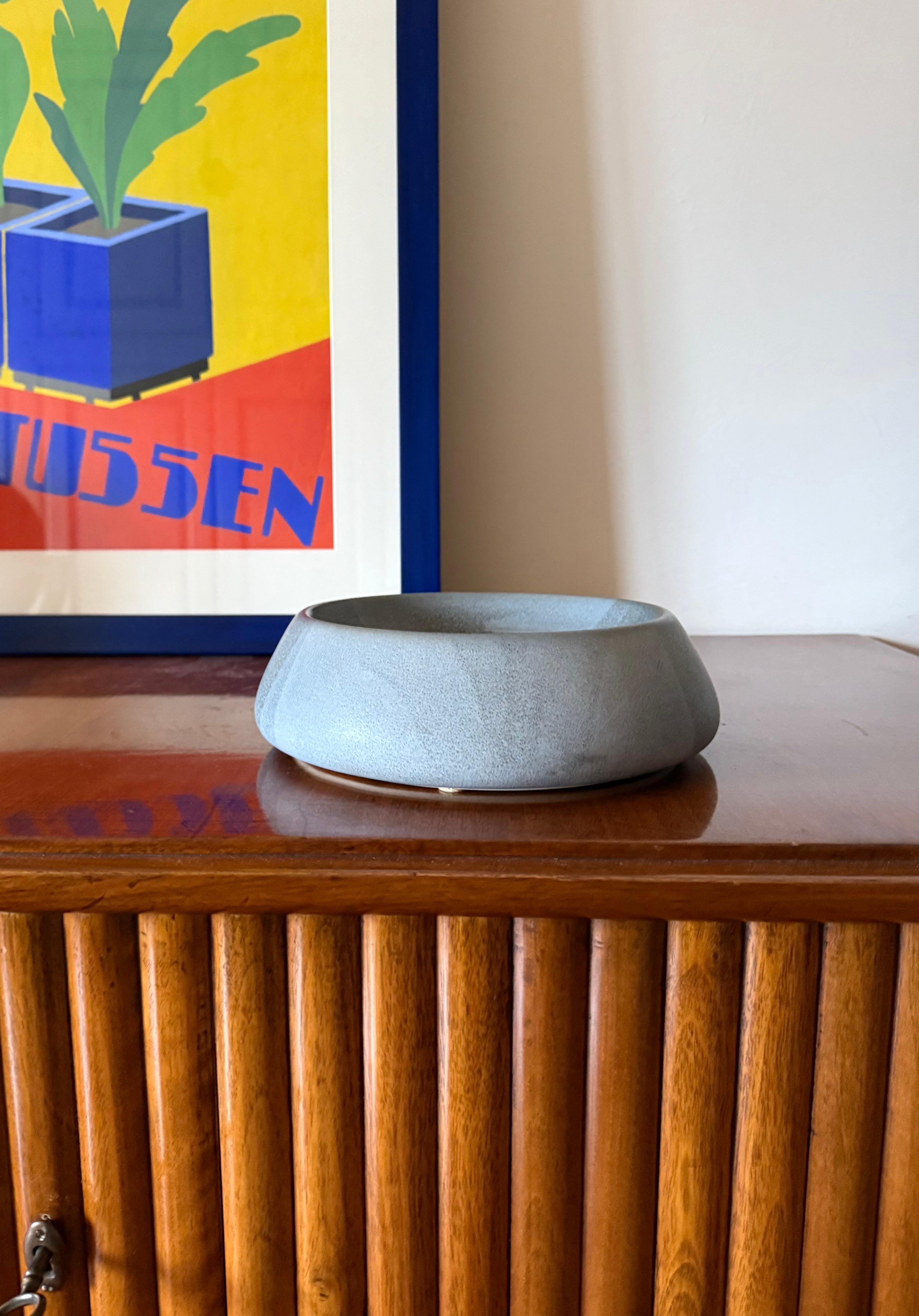 Mid-century Modern blue / grey ashtray / vide poche blue / grey ceramic

Franco Bucci (Colbordolo, 1933 - Pesaro, 2002), Production Laboratorio Pesaro, 1970s

marked under the base

H 7.5 cm - Diam. 23 cm

Conditions: excellent, no defects