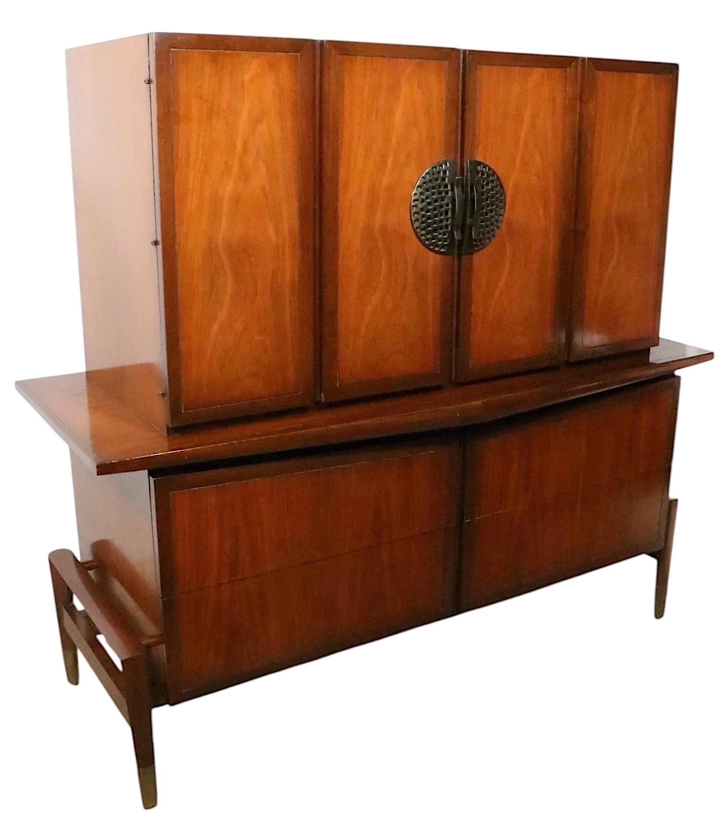 Cassapanca chic in stile Hollywood Regency, Asia Modern, Mid Century Modern disegnata da Helen Hobey Baker, anni 1950/60 circa. Il baule è composto da due sezioni: la parte superiore è dotata di due ante a ribalta che rivelano quattro  grandi