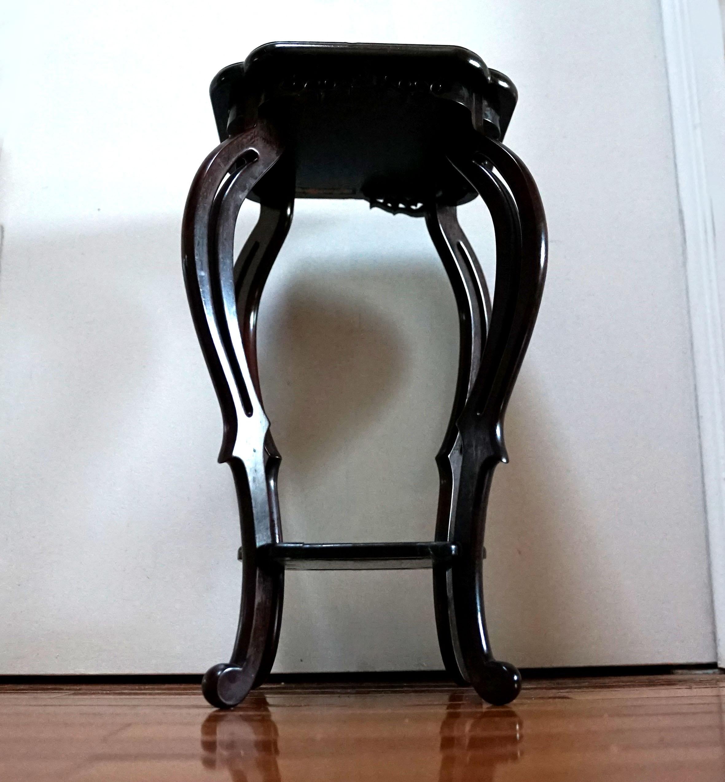 Este soporte para plantas tiene una silueta poco común que evoca el diseño y el estilo asiáticos. Este soporte para plantas de mediados o finales del siglo XX tiene una pátina maravillosa de palisandro de tonos profundos. La forma y el diseño del
