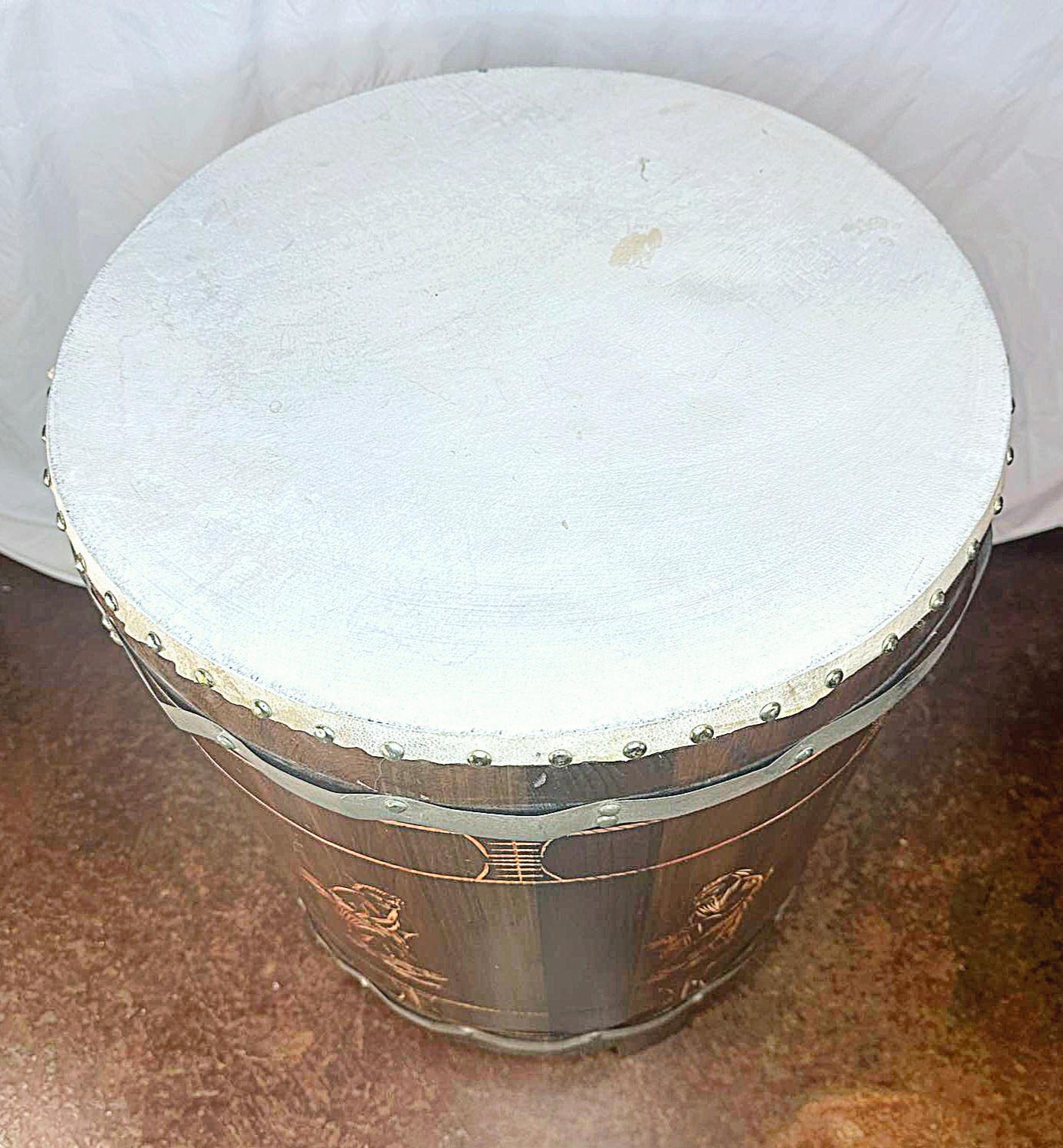 Table tambour asiatique du milieu du siècle en bois sculpté et cuir en vente 2