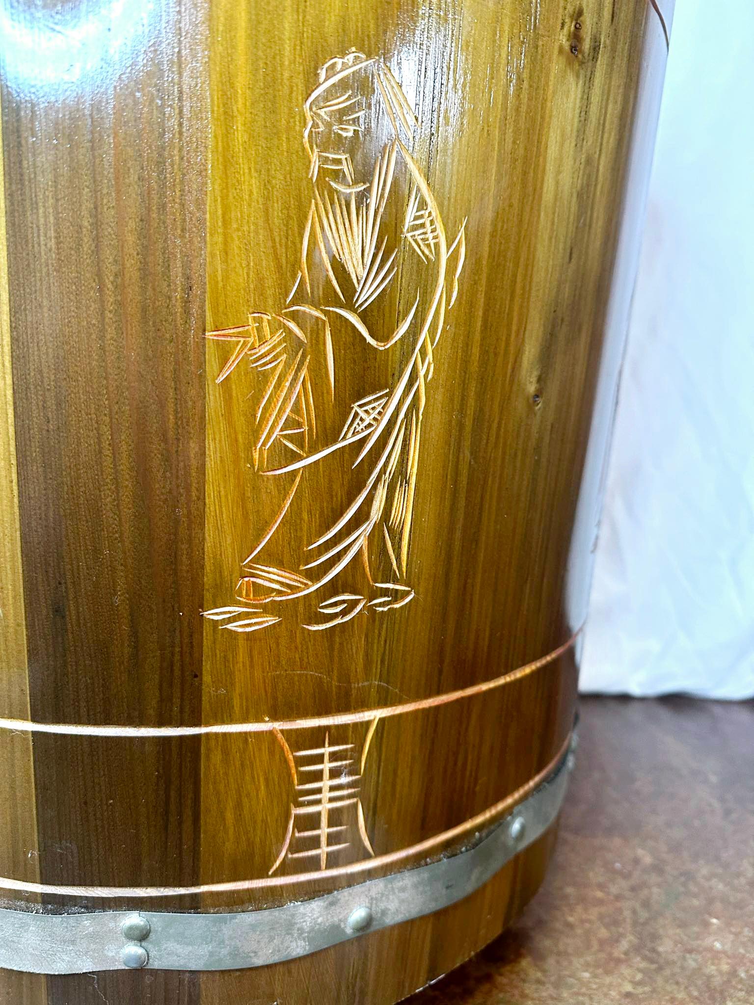 Table tambour asiatique du milieu du siècle en bois sculpté et cuir en vente 4