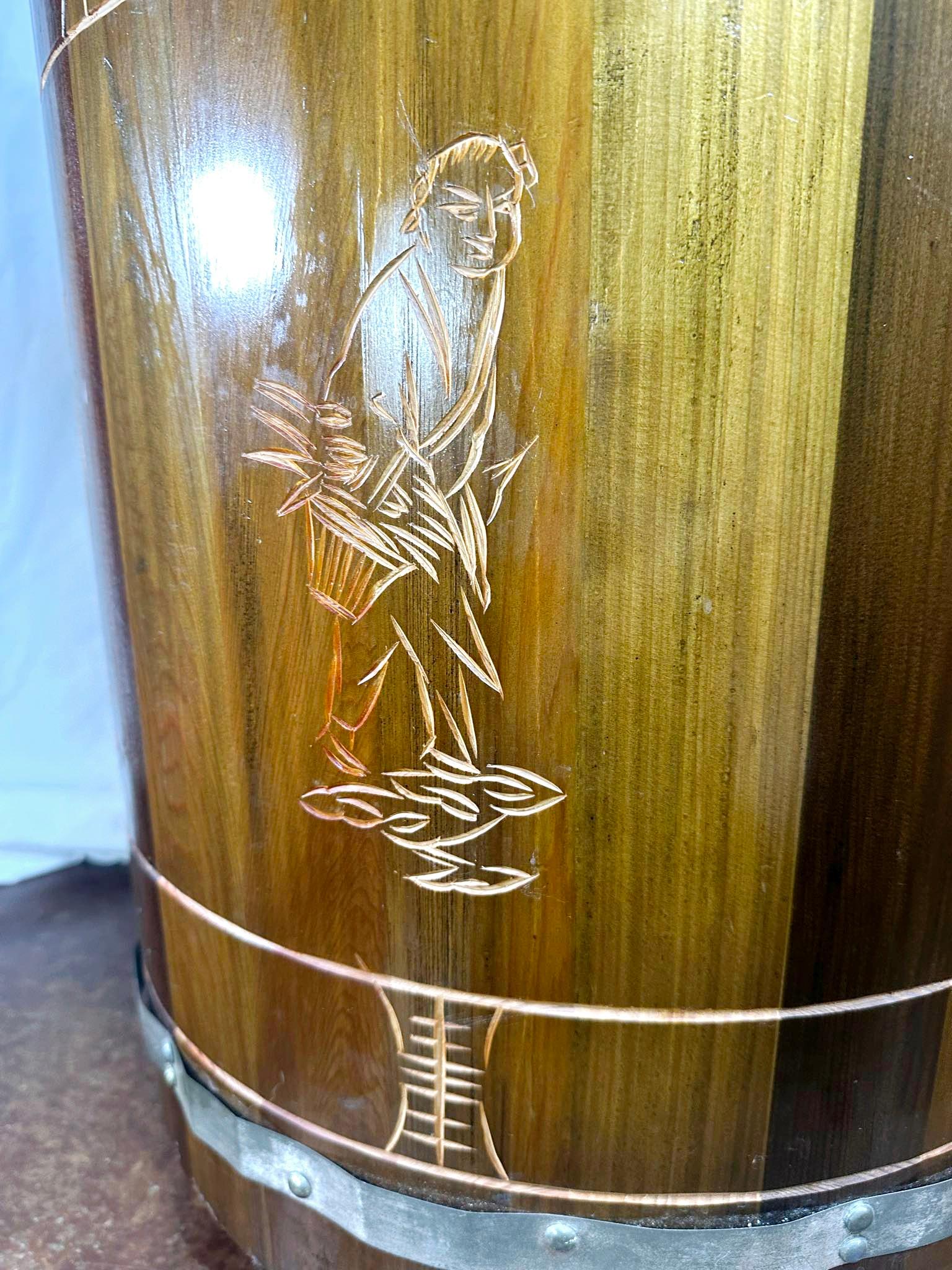 Table tambour asiatique du milieu du siècle en bois sculpté et cuir en vente 5