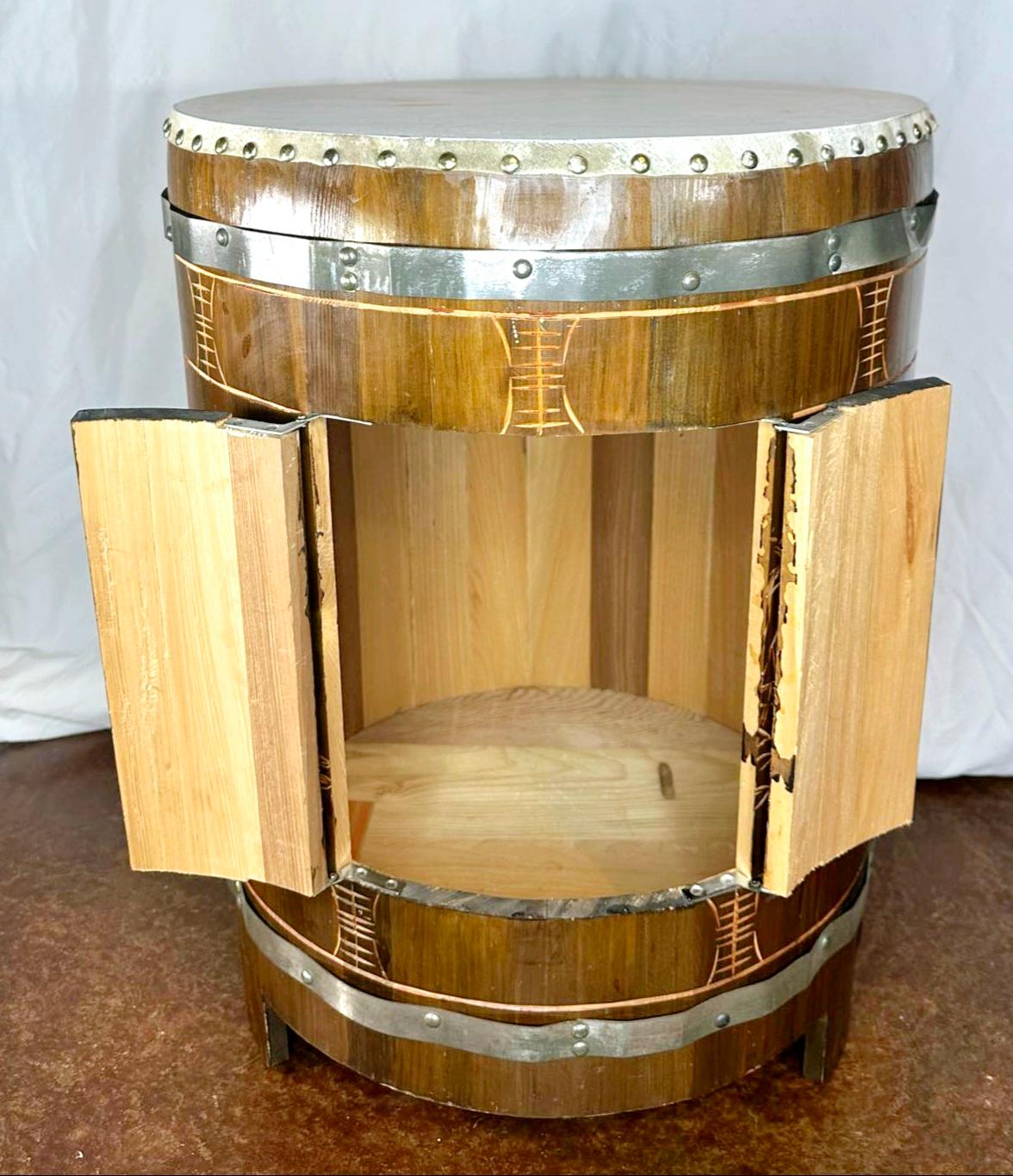 Une pièce d'exception. 
Amorce de conversation.
Belle condition vintage. 
Cuir tendu fixé à l'aide de clous pour meubles.
2 portes centrales avec poignées sculptées. 
Intérieur spacieux. 
Il est orné de symboles chinois, ou Hanzi, gravés sur le
