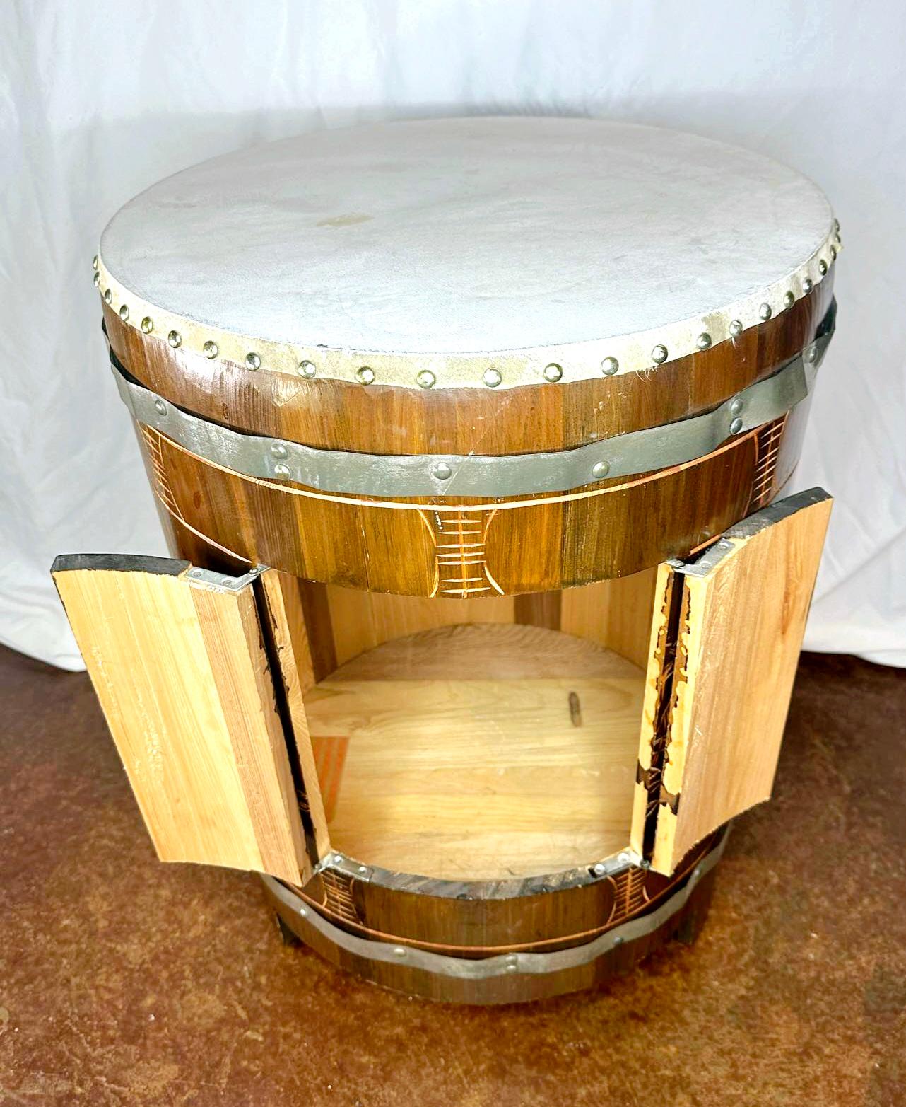 Mid-Century Modern Table tambour asiatique du milieu du siècle en bois sculpté et cuir en vente