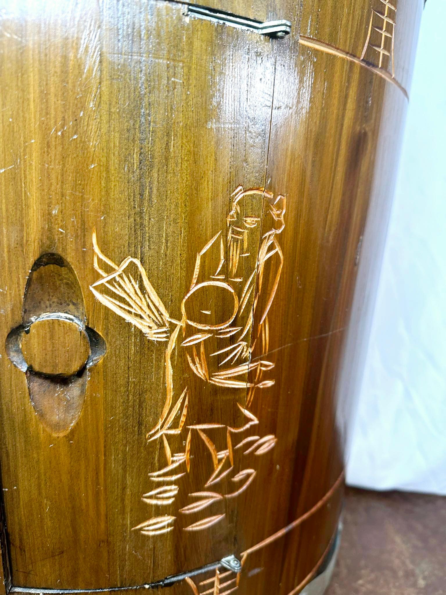 Chinois Table tambour asiatique du milieu du siècle en bois sculpté et cuir en vente