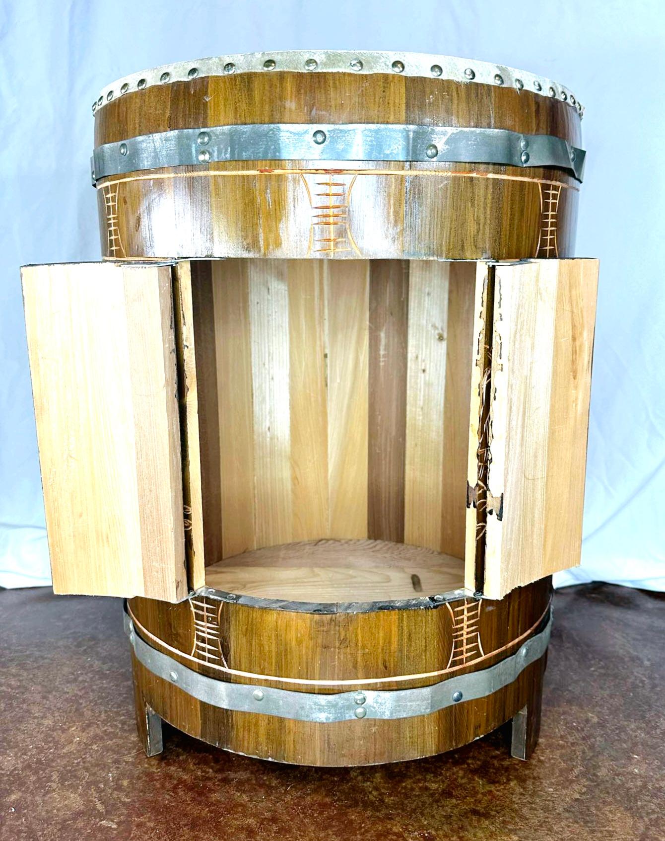 Sculpté Table tambour asiatique du milieu du siècle en bois sculpté et cuir en vente