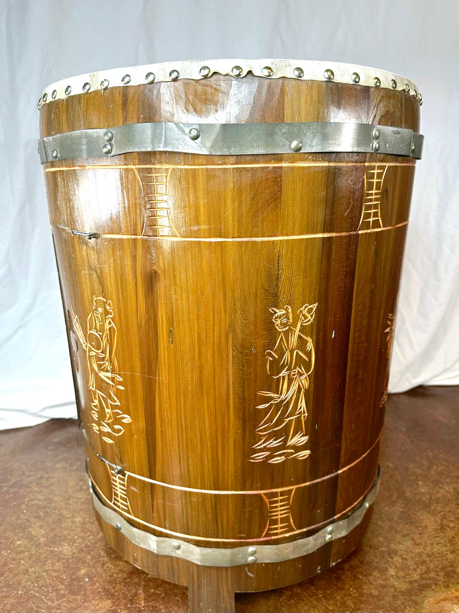 Table tambour asiatique du milieu du siècle en bois sculpté et cuir Bon état - En vente à Waxahachie, TX