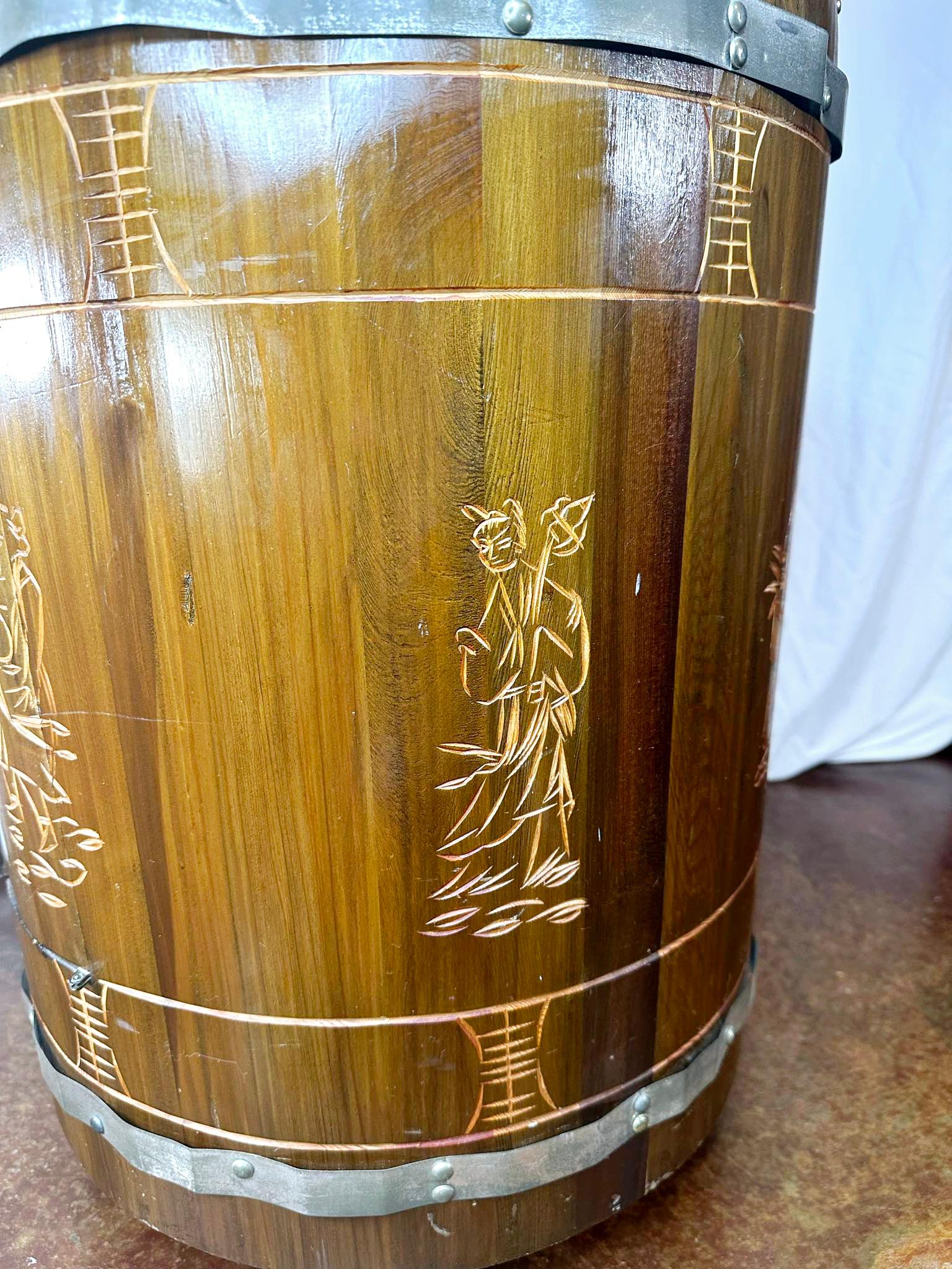 Milieu du XXe siècle Table tambour asiatique du milieu du siècle en bois sculpté et cuir en vente