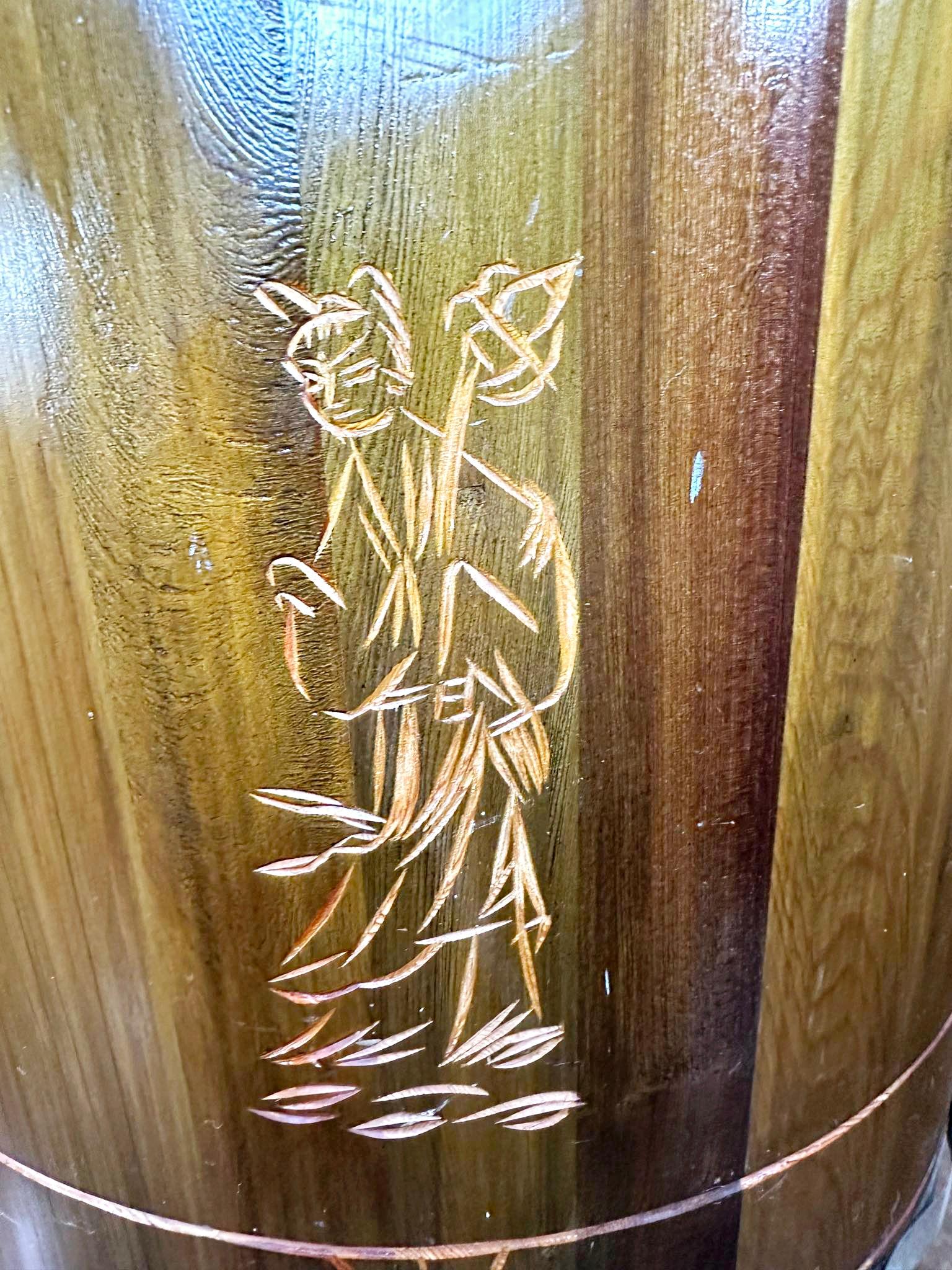 Cuir Table tambour asiatique du milieu du siècle en bois sculpté et cuir en vente