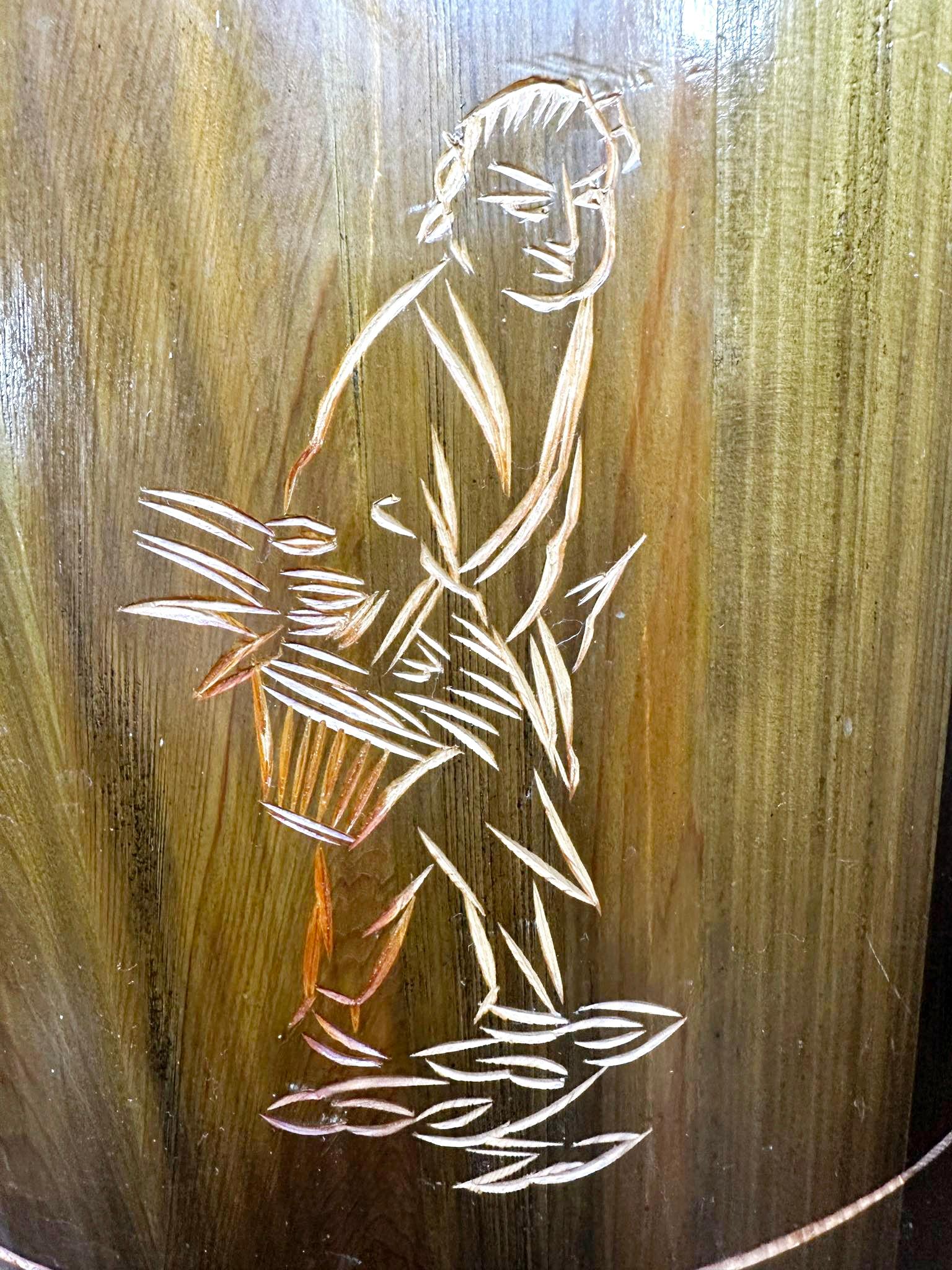 Table tambour asiatique du milieu du siècle en bois sculpté et cuir en vente 1