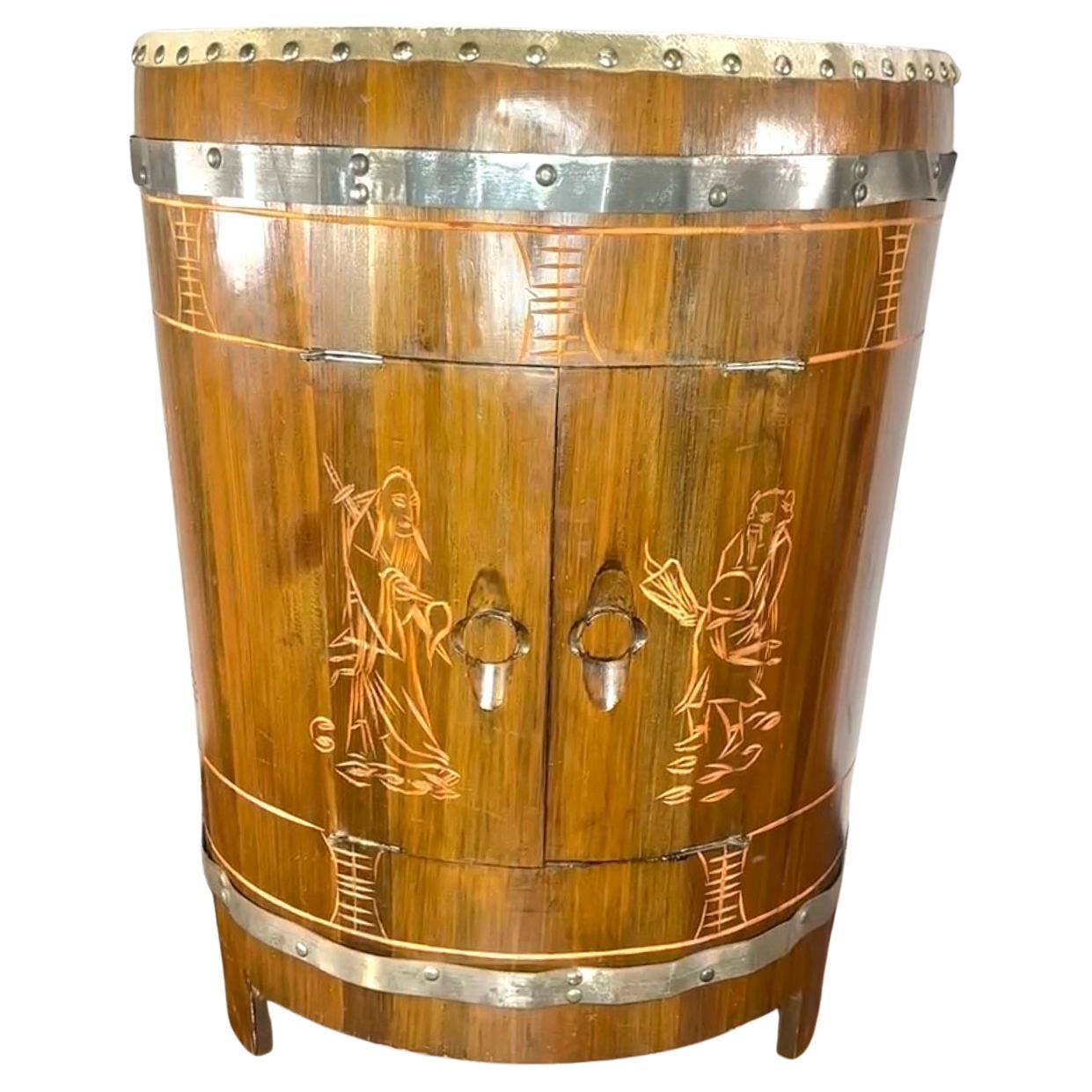 Table tambour asiatique du milieu du siècle en bois sculpté et cuir en vente