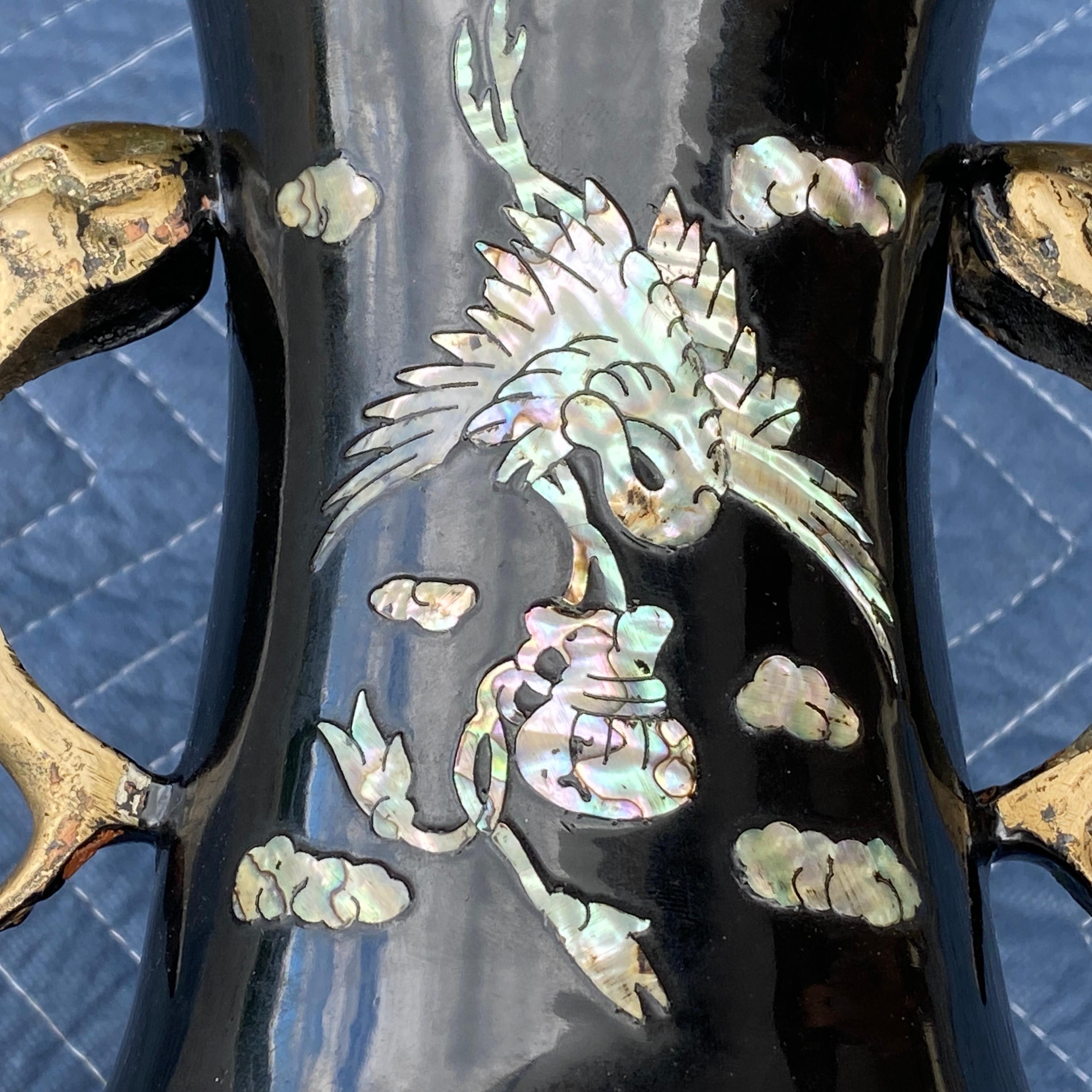 Asiatische Cloisonné-Perlmutt-Pfauenvase aus der Jahrhundertmitte im Angebot 3
