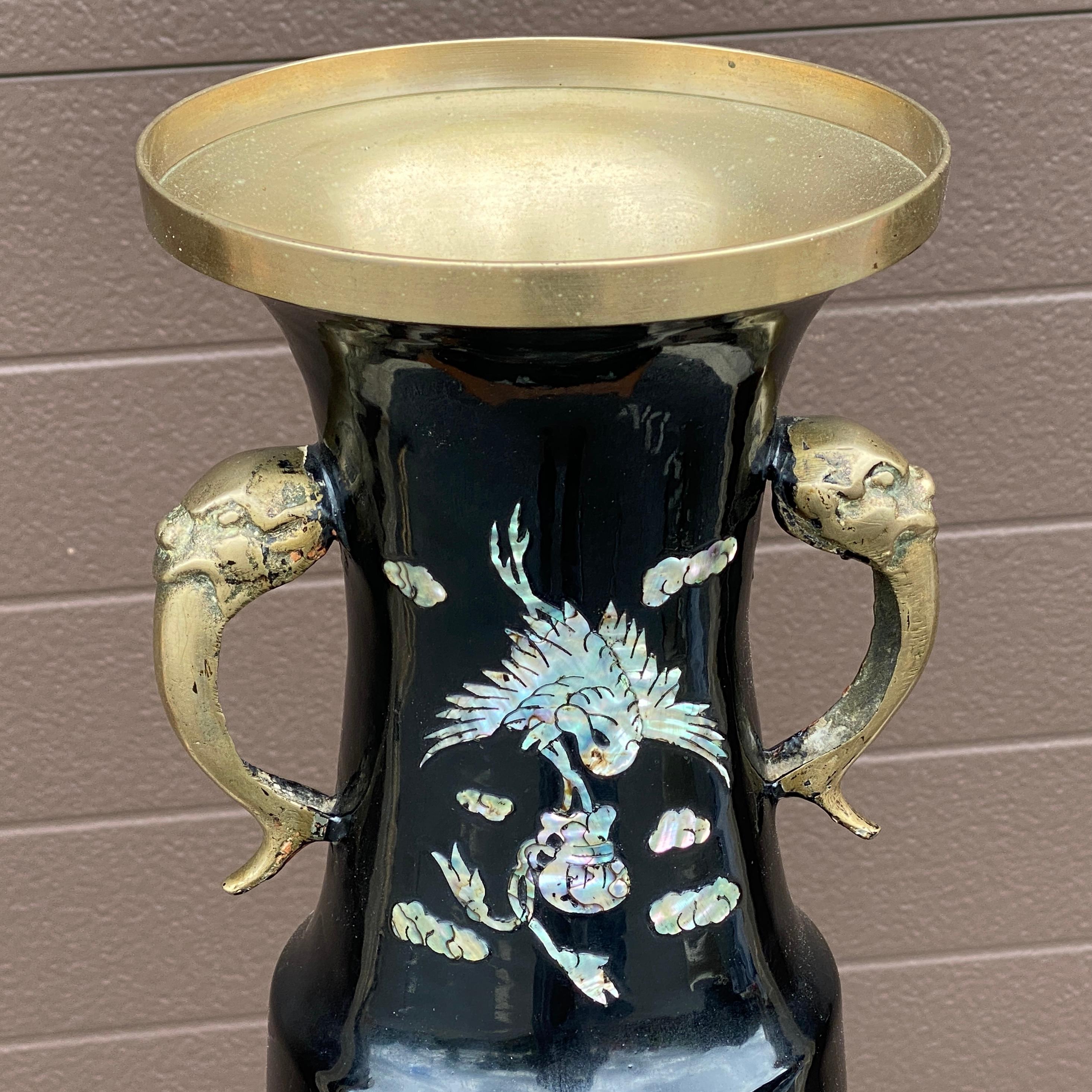 Chinoiseries Vase asiatique cloisonné en nacre de perle du milieu du siècle Vase en forme de paon en vente