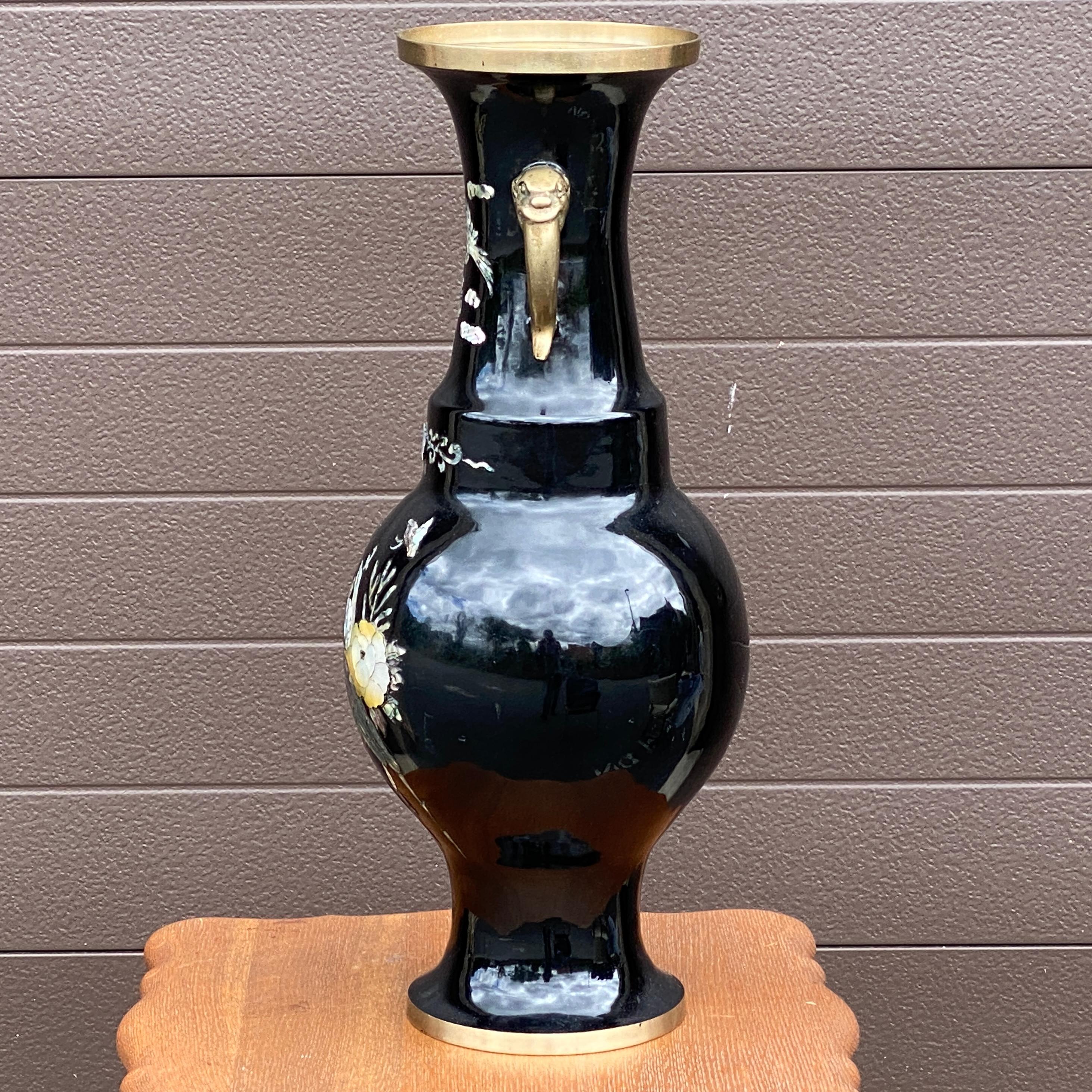 Laiton Vase asiatique cloisonné en nacre de perle du milieu du siècle Vase en forme de paon en vente