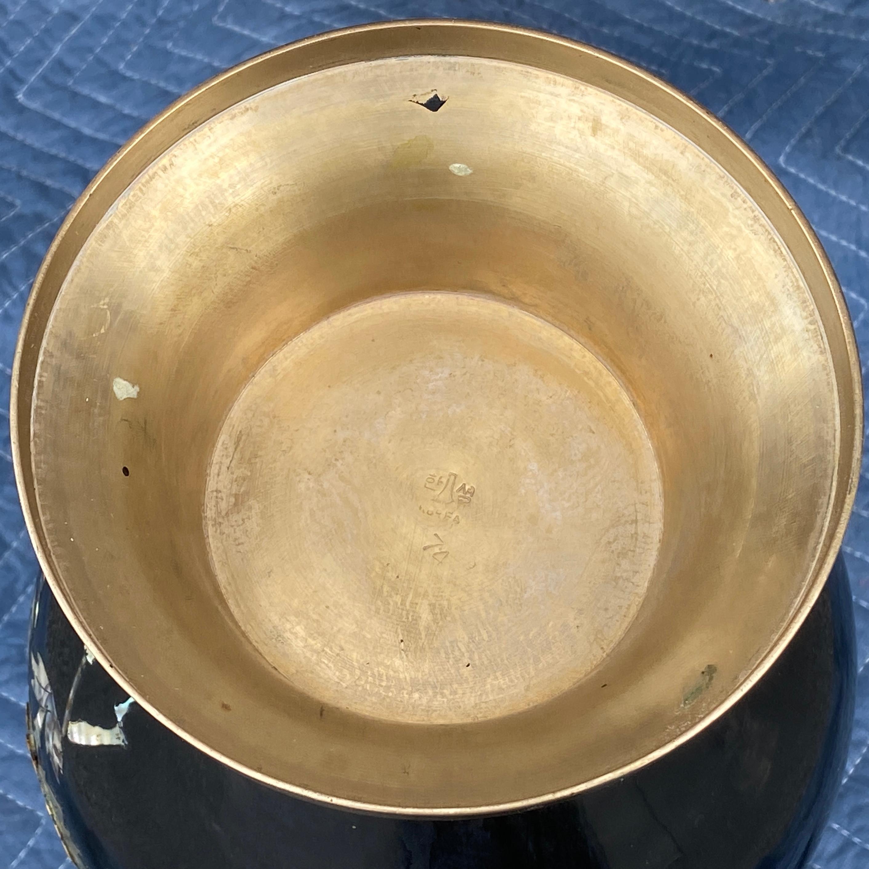 Vase asiatique cloisonné en nacre de perle du milieu du siècle Vase en forme de paon en vente 1