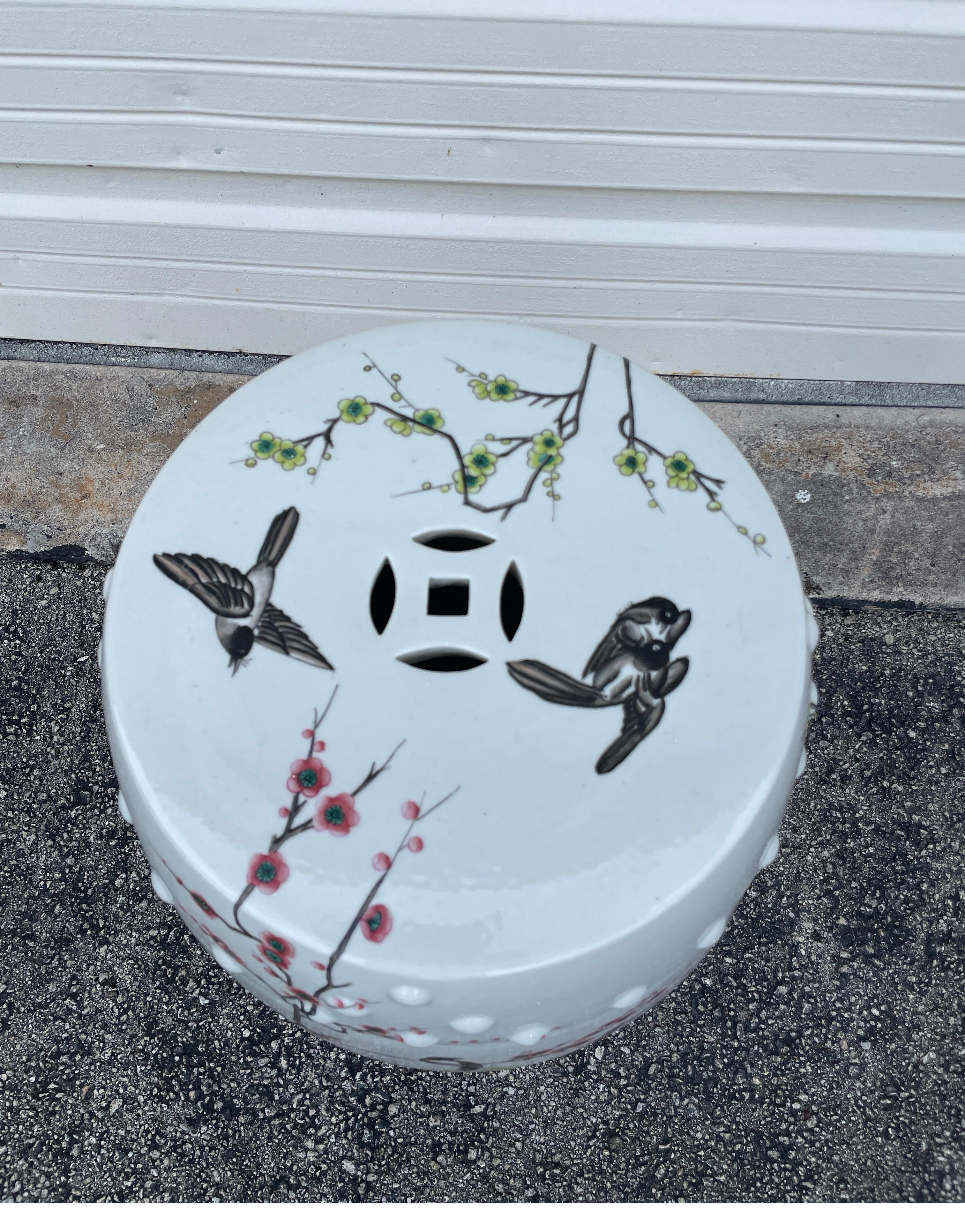 Siège de jardin asiatique du milieu du siècle avec un fond blanc présentant des oiseaux, des papillons et des fleurs de cerisier.  Une pièce très charmante et unique.