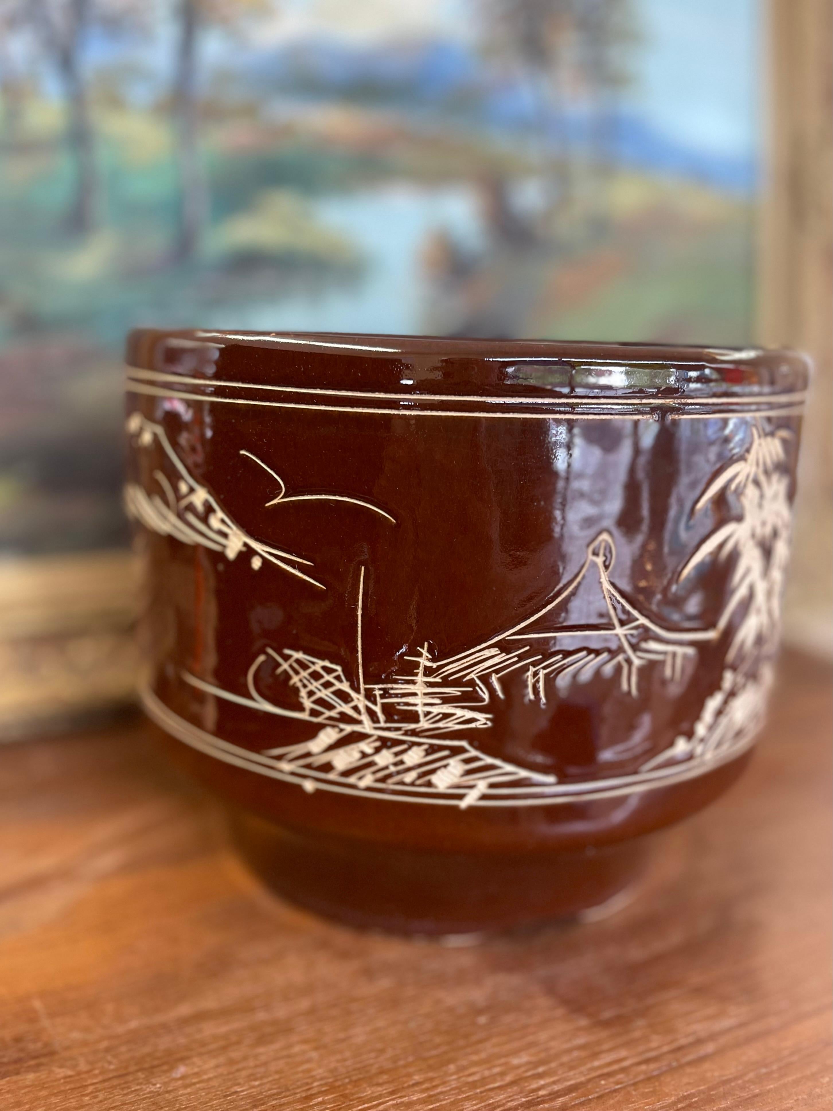 Asiatisch inspiriertes Pflanzgefäß aus glasierter Keramik mit handgeschnitzter Landschaft, Mitte des Jahrhunderts. (Moderne der Mitte des Jahrhunderts) im Angebot