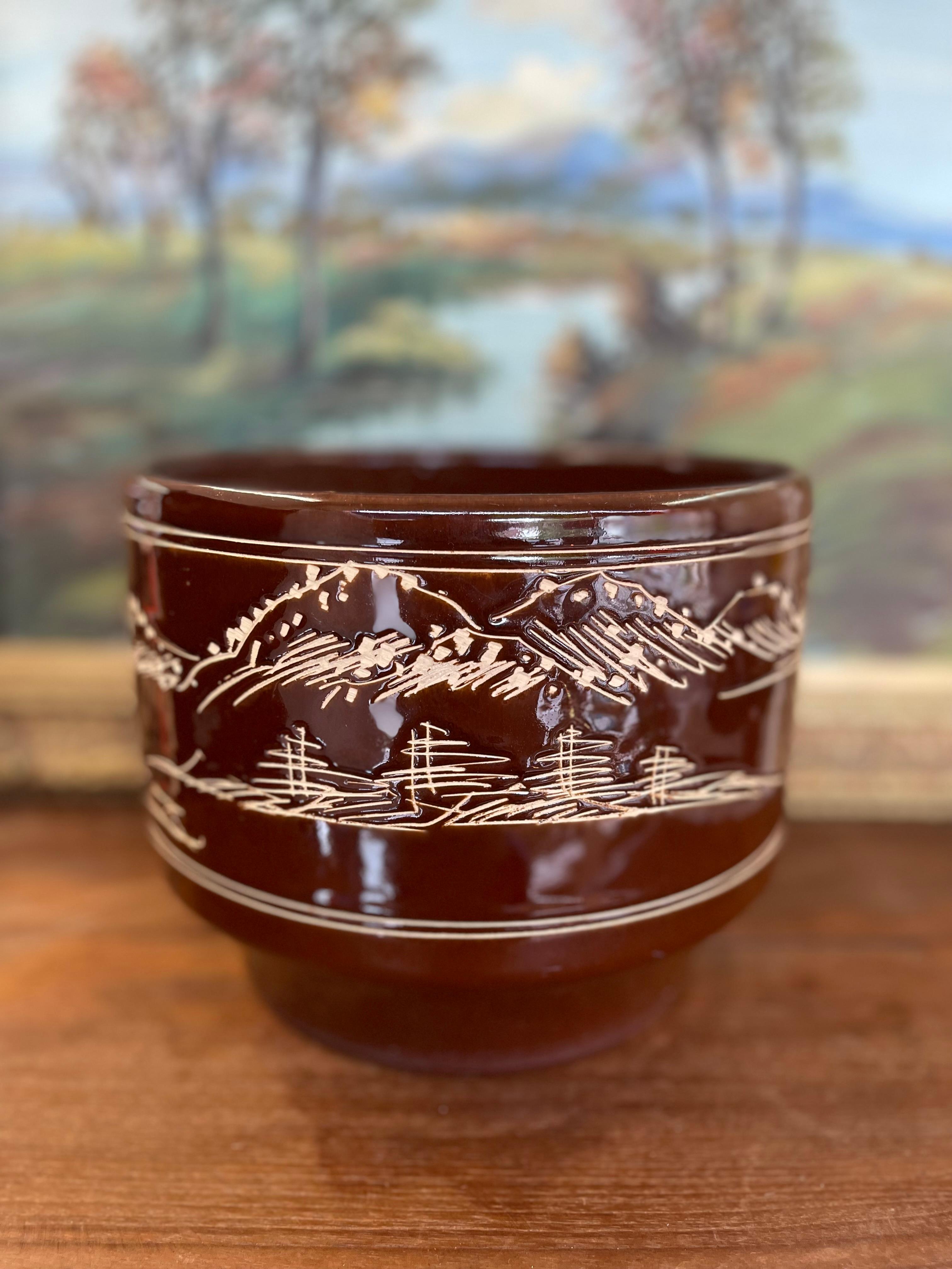 Asiatisch inspiriertes Pflanzgefäß aus glasierter Keramik mit handgeschnitzter Landschaft, Mitte des Jahrhunderts. im Zustand „Gut“ im Angebot in Seattle, WA